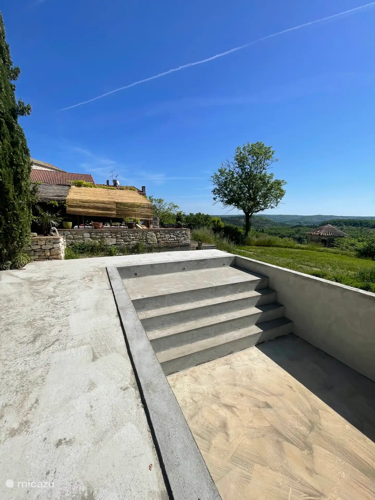 La toute nouvelle piscine chauffée avec turbine contre laquelle nager. Sera achevé à la mi-juin 2026. 