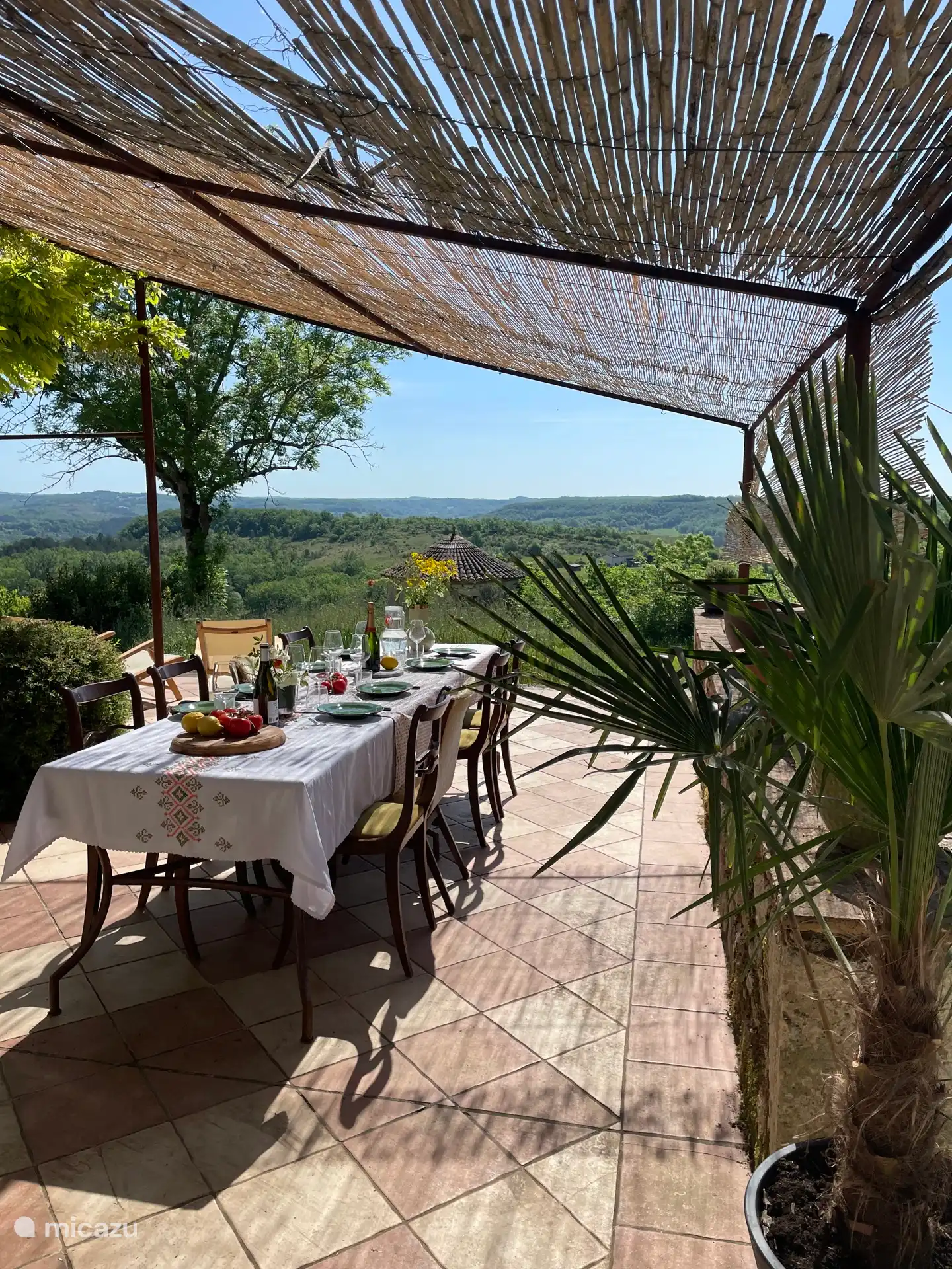 Grande terrasse avec une vue fantastique sur le jardin et la vallée. La terrasse est adjacente au salon et à la cuisine