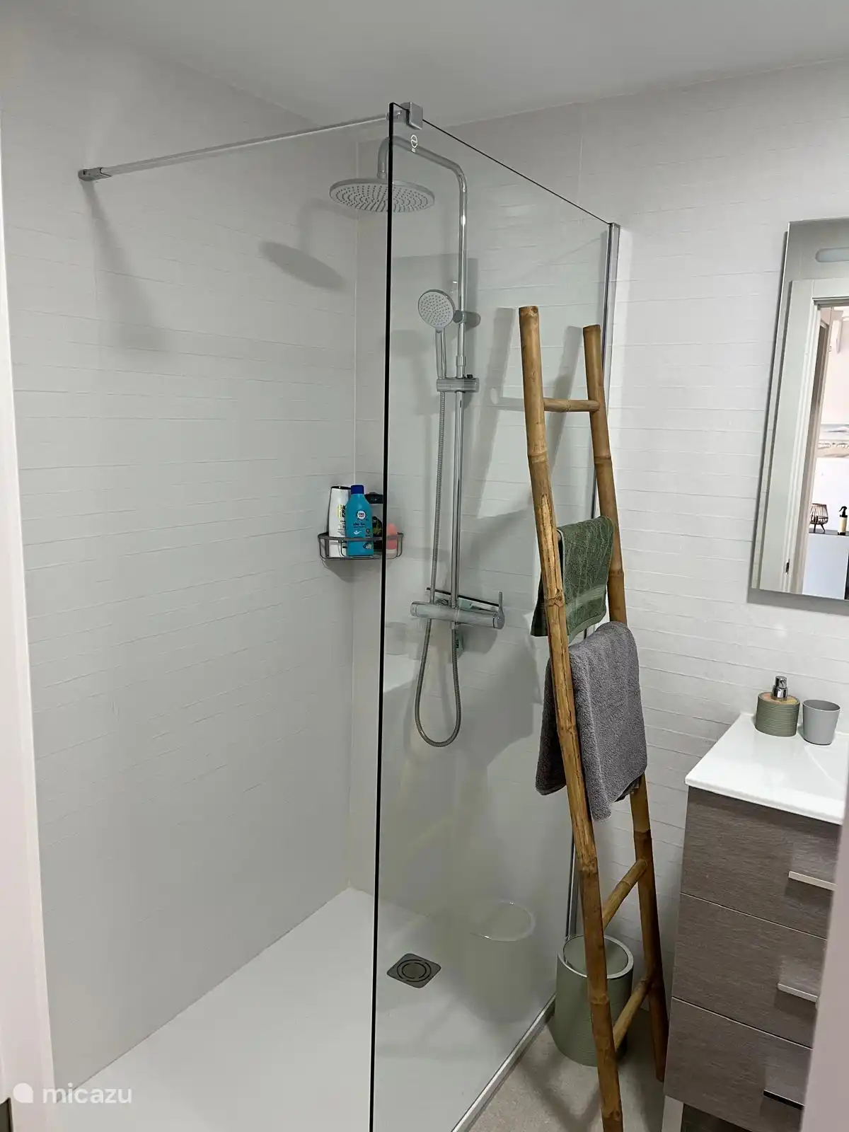 Badezimmer mit begehbarer Dusche
