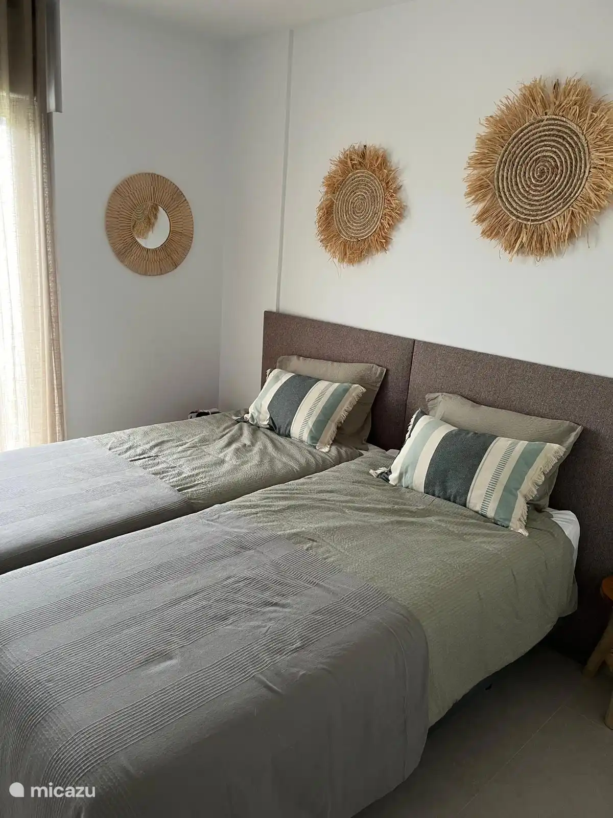 Schlafzimmer auf der Poolseite: 2 Einzelbetten