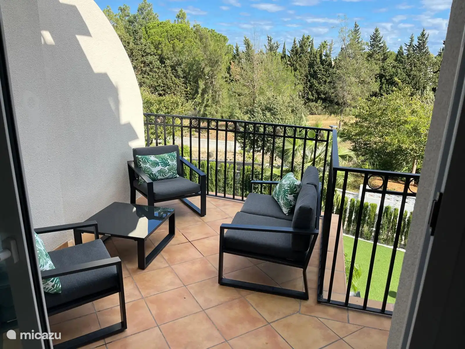 Balkon mit Blick auf Montgó, Schloss und Pool