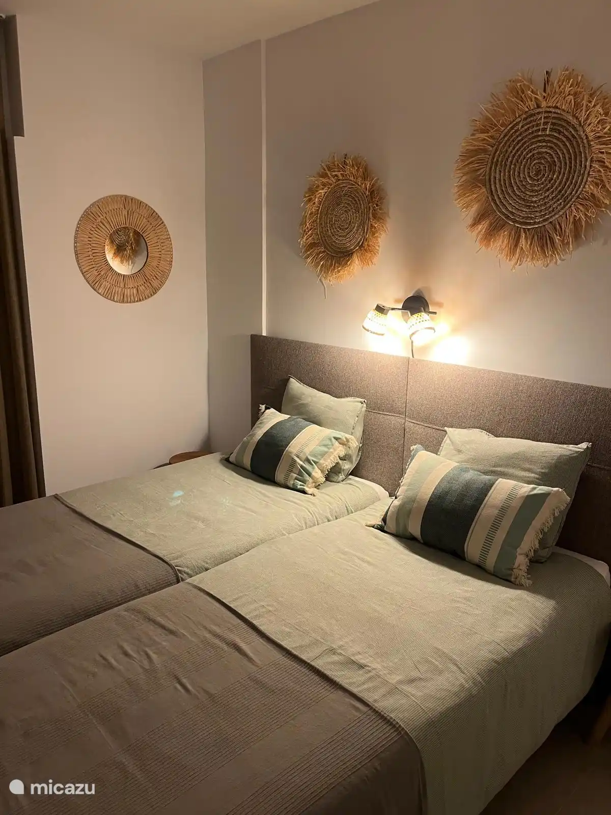Schlafzimmer auf der Poolseite: 2 Einzelbetten