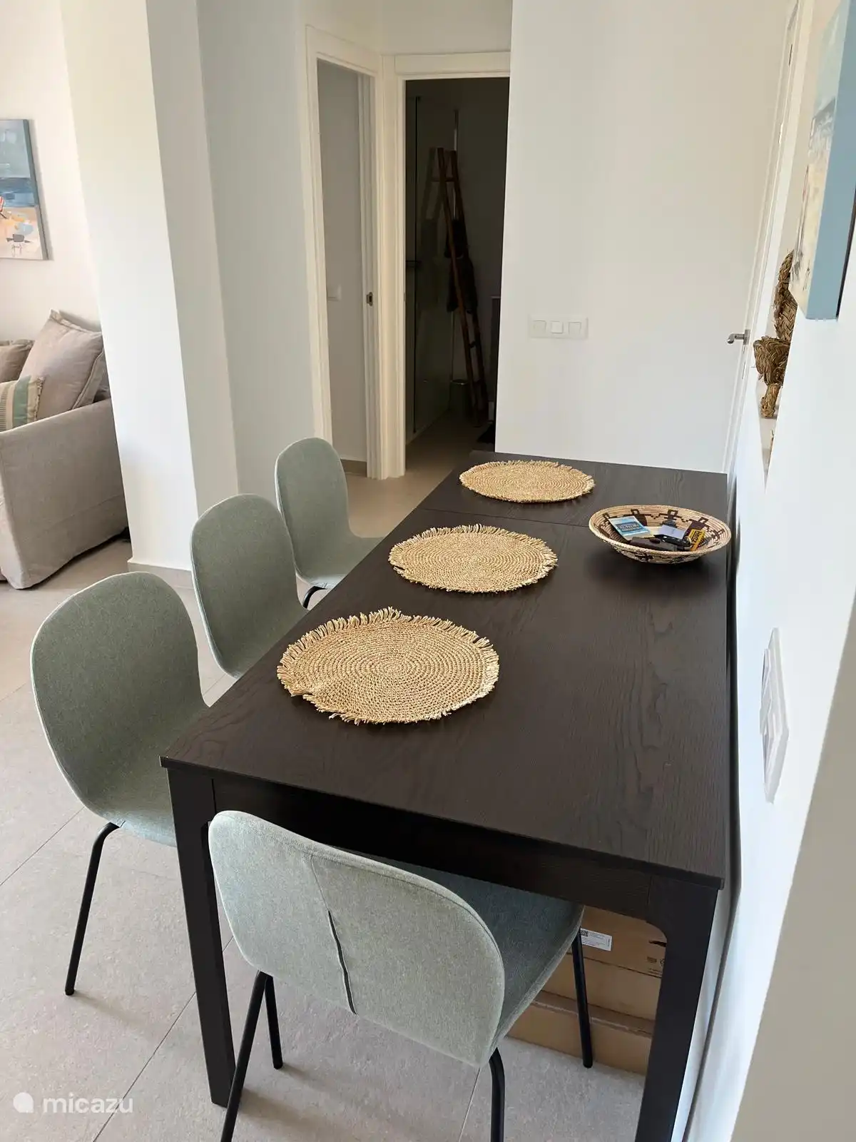 Der Esstisch (ausziehbar) im Wohnzimmer