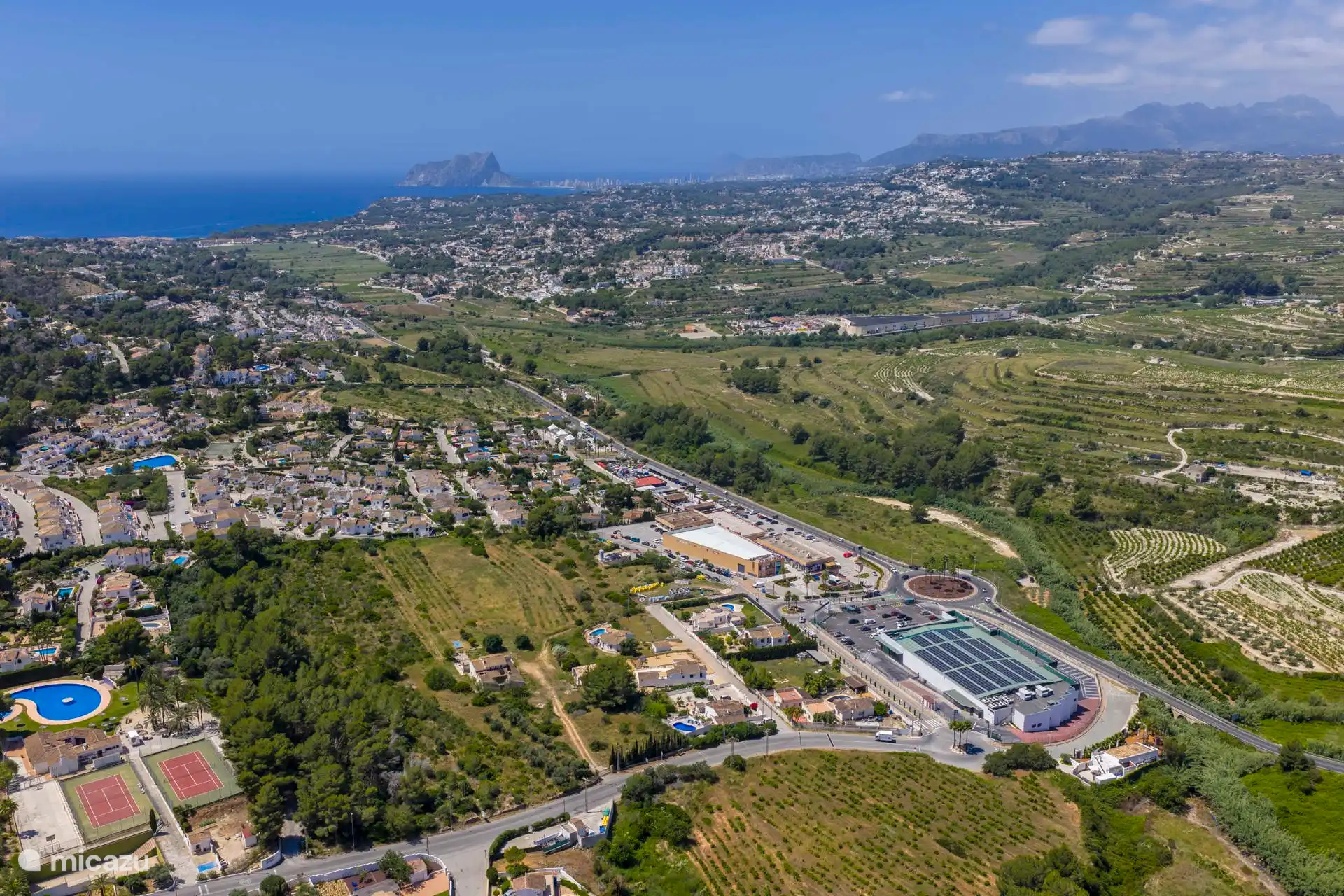 Drone foto. Met 5 minuten op het strand van Moraira. 

Supermarkt op loopafstand. 