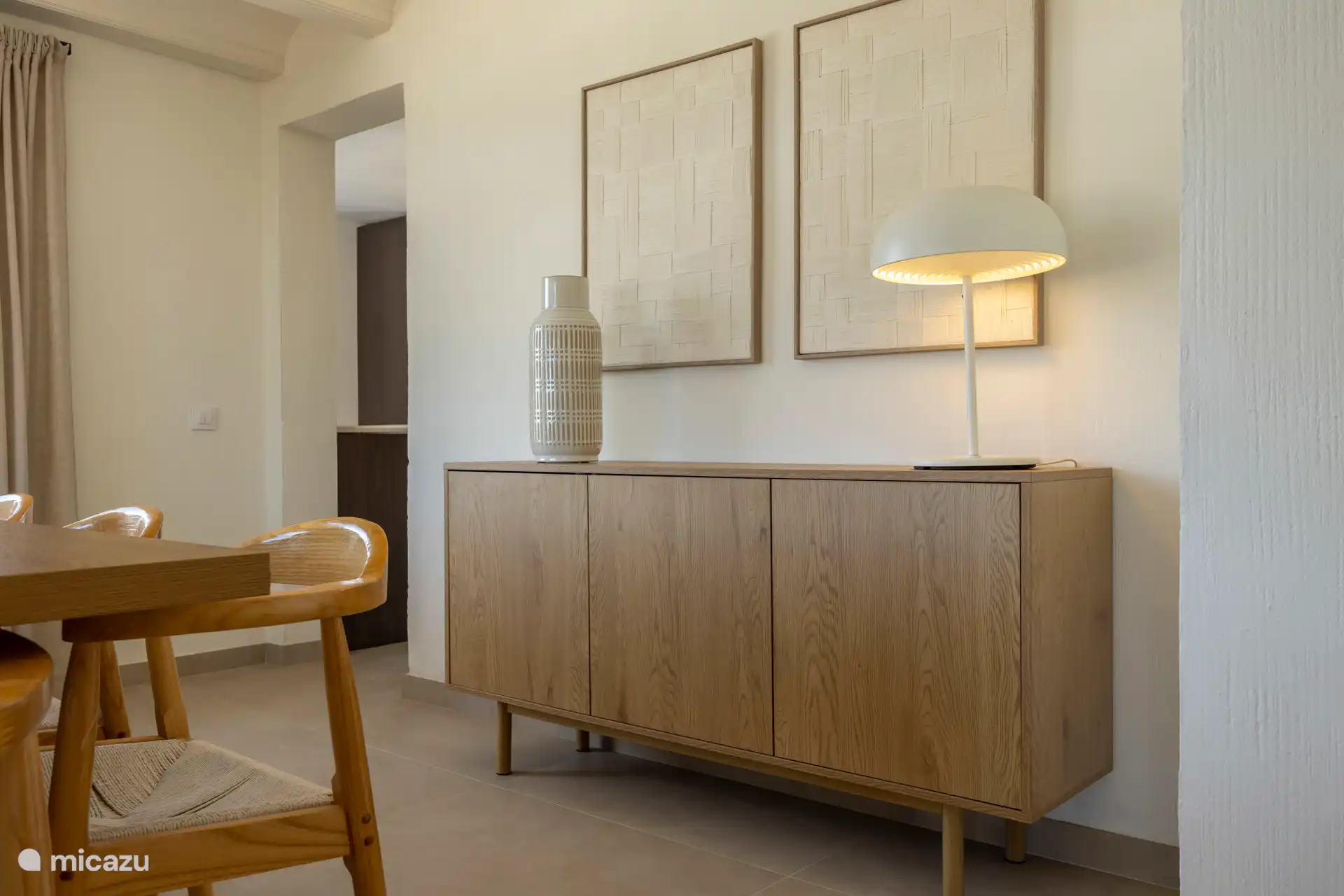 Eeetkamer dresoor met boeken 