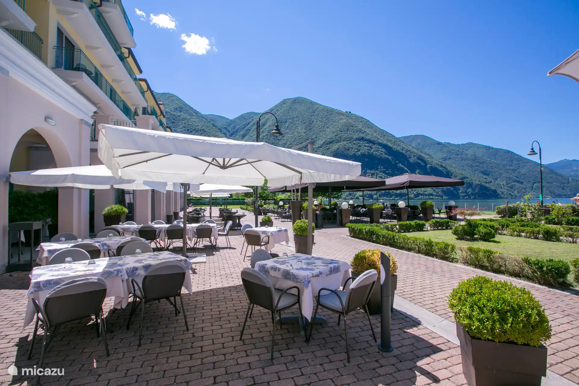 Terras van restaurant, cafe en gelatobar