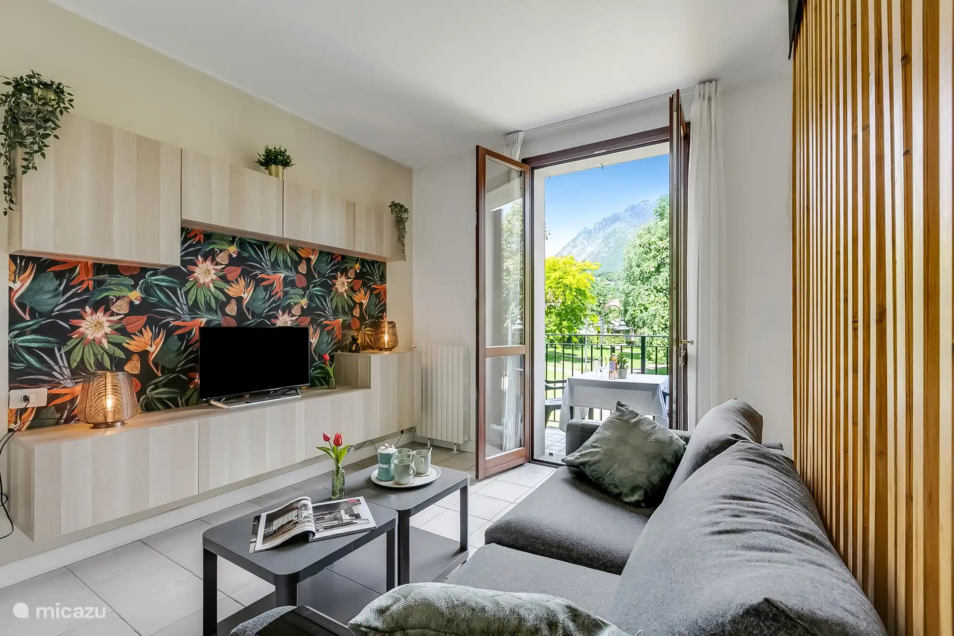 Woonkamer met slaapbank welke is voorzien van een matras