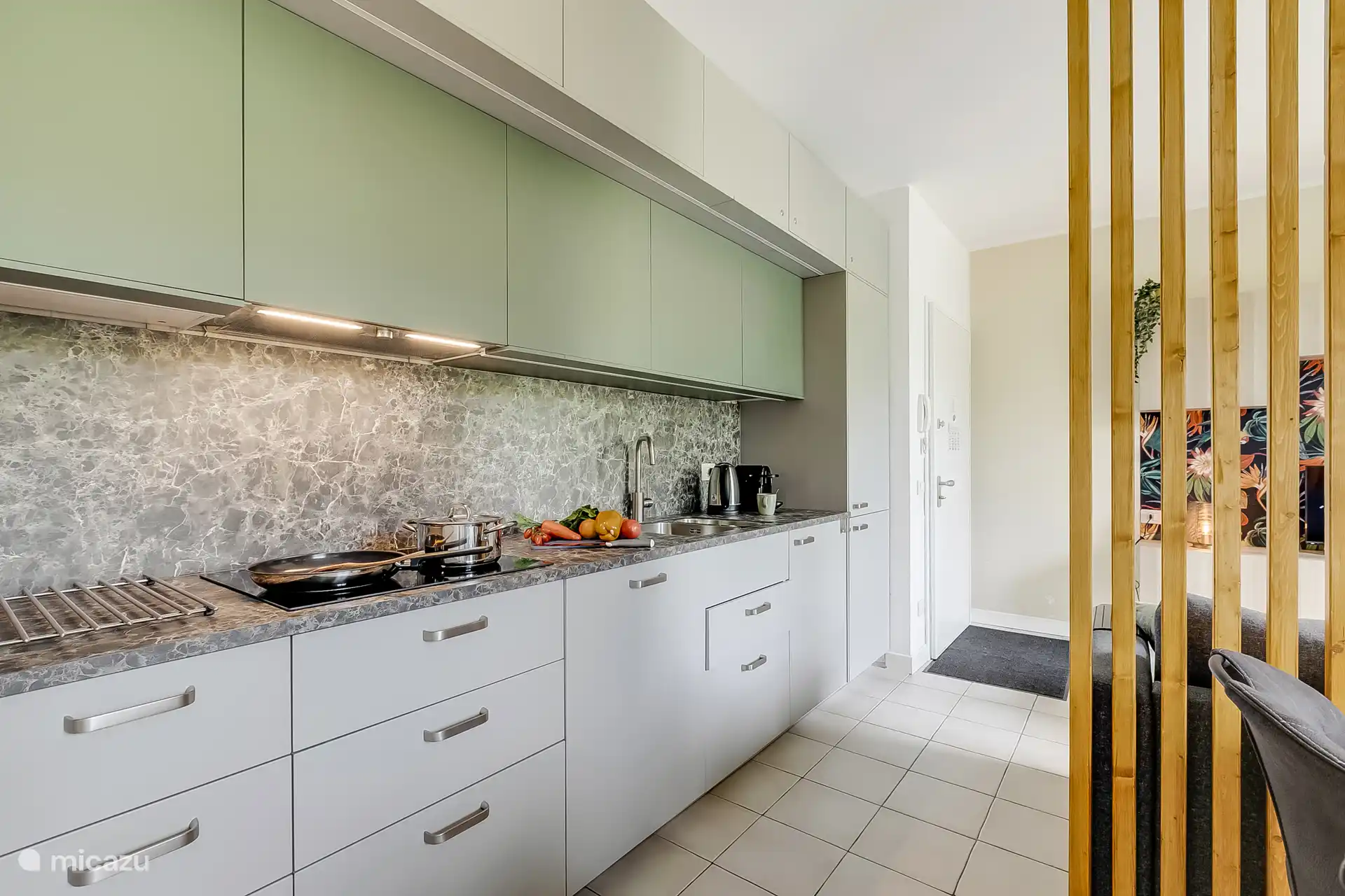 uitgebreide keuken met veel apparatuur