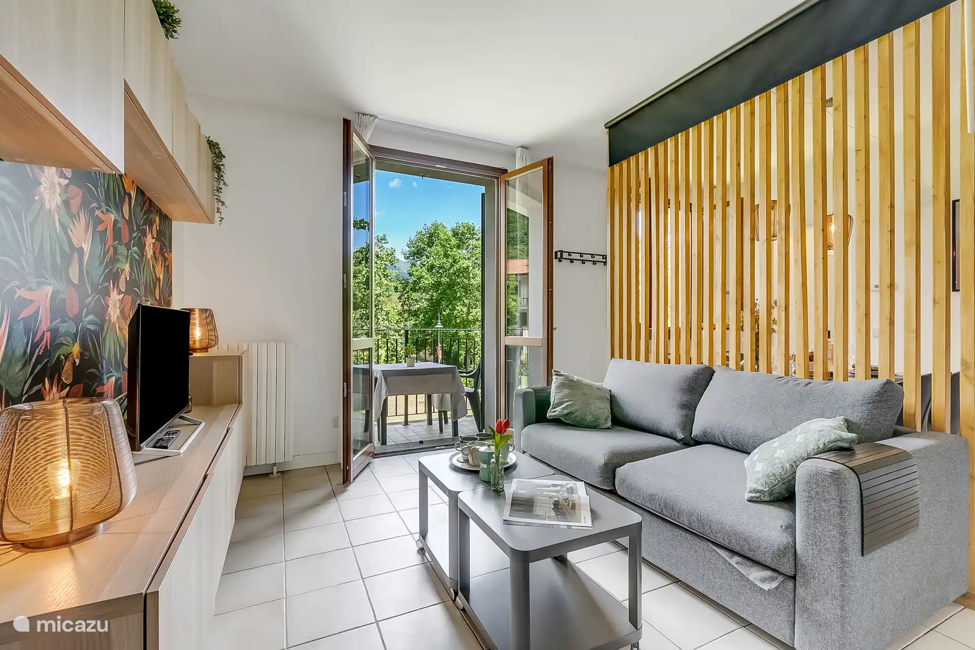 Bij binnenkomst, heerlijke woonkamer met openslaande deuren naar het balkon