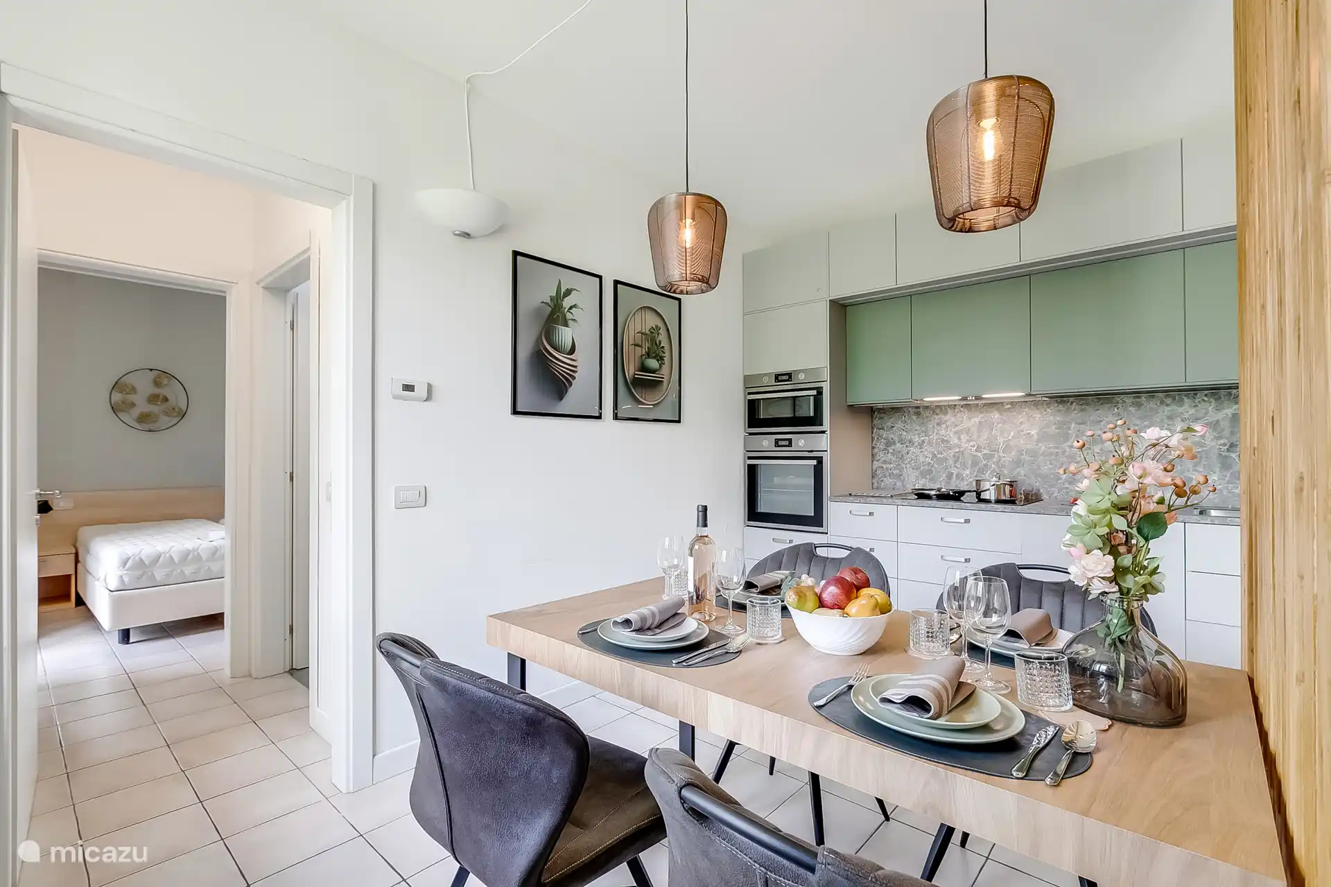 Grote tafel met goed zittende stoelen