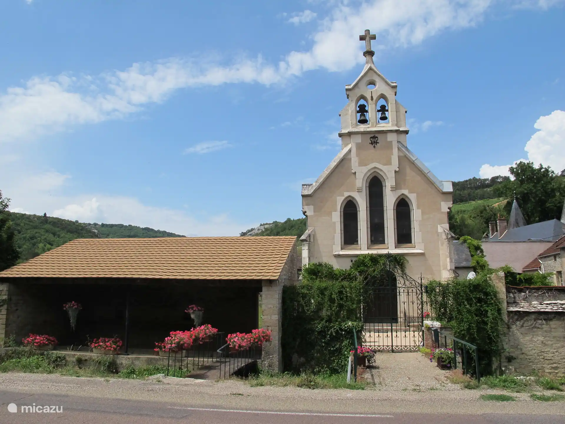 Die Kapelle befindet sich in einem sehr kleinen Dorf an der Weinstraße. Die Reben befinden sich in der Umgebung. 