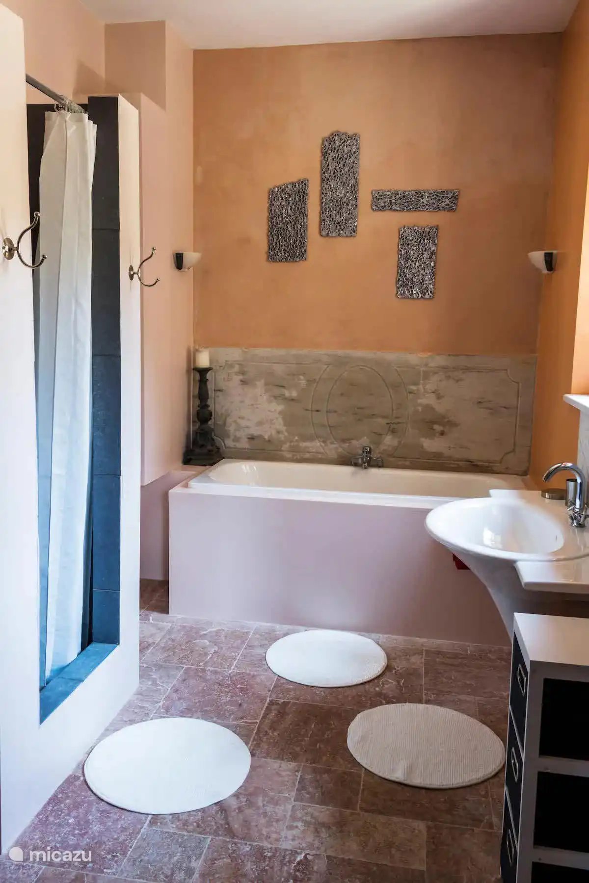 Das Badezimmer hat eine Dusche und eine Badewanne. Handtücher und Badetücher werden bereitgestellt. Die Toilette ist ein eigenes Bad, aber separat. Zugang zur Waschmaschine ist in der Nähe.