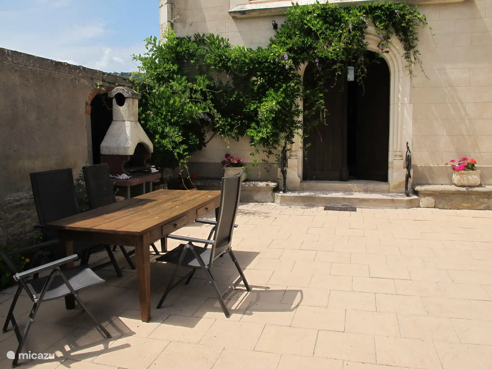 Der innere Innenhof ist vollständig umschlossen. Unter einer wunderschönen Glyzinia kann man schöne Abende verbringen. Ein Grillplatz steht zur Verfügung und es gibt etwas zum Sitzen vor Ort. 