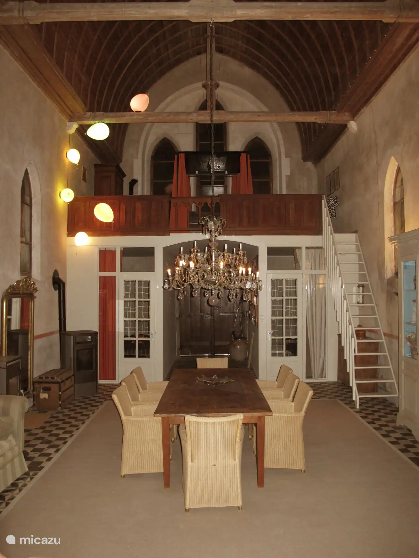 Großes Wohnzimmer zum Teilen mit Familie oder Freunden.
