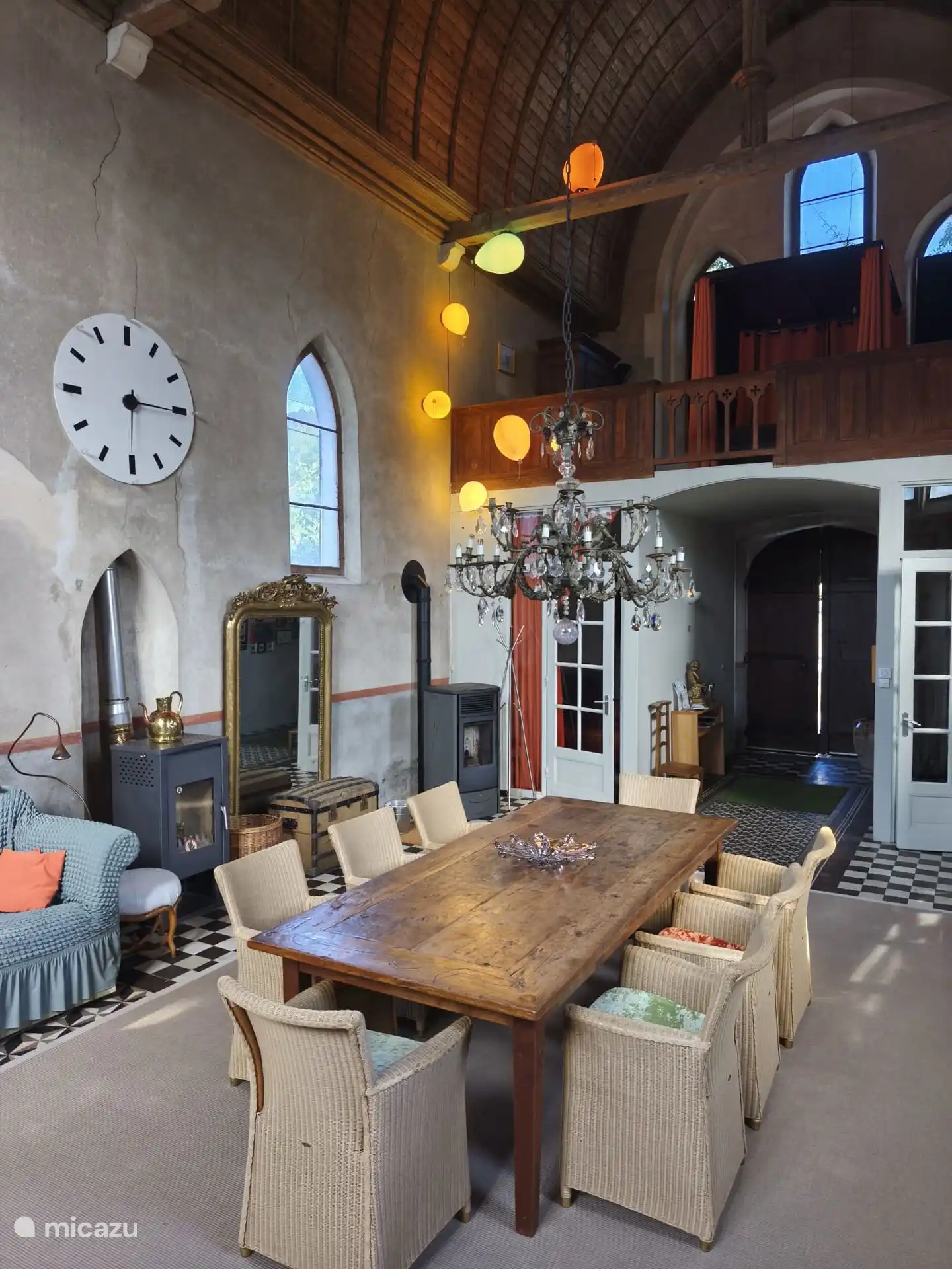 Großes Wohnzimmer zum Teilen mit Familie oder Freunden.