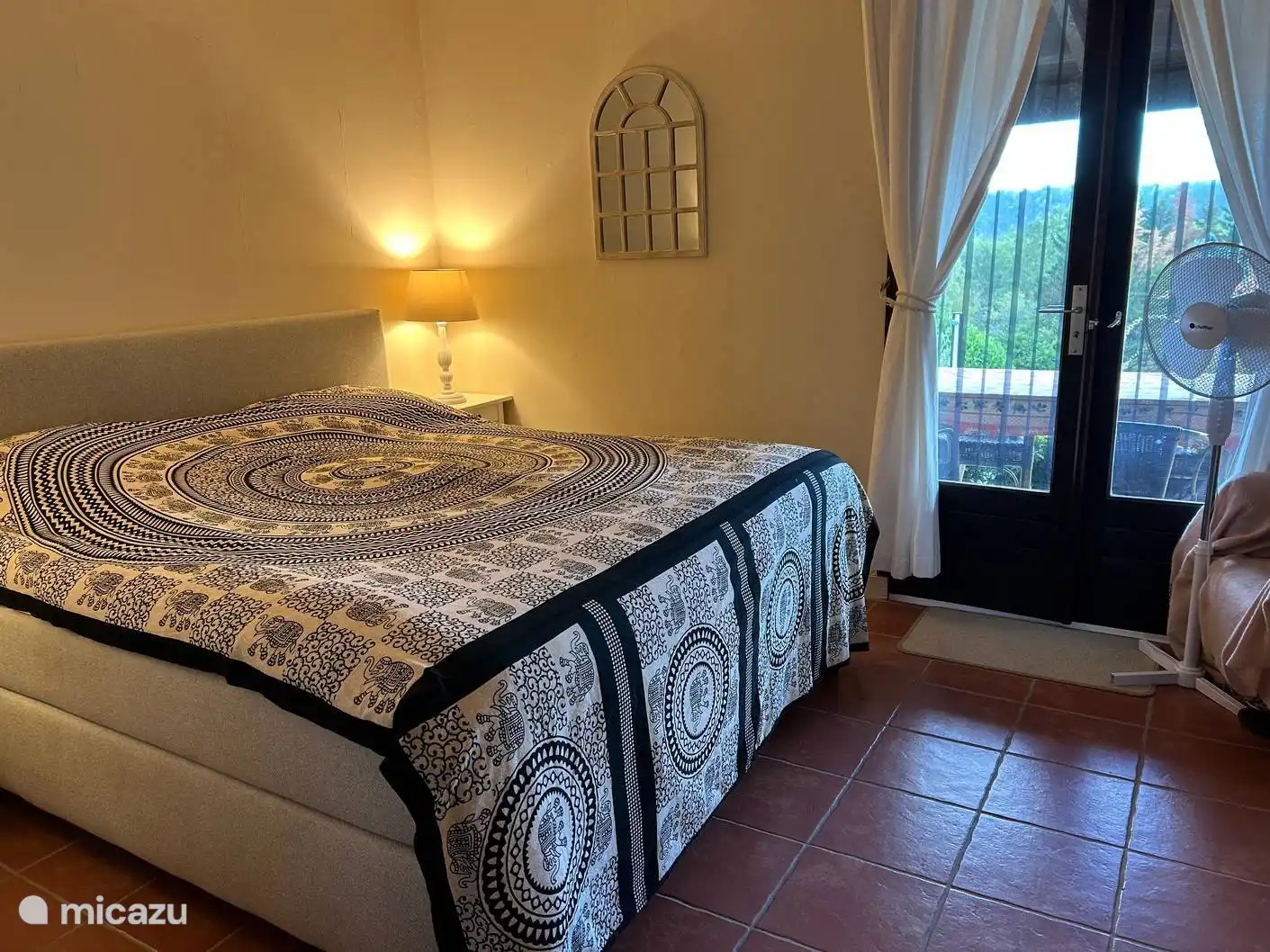 Grote slaapkamer met prive badkamer
