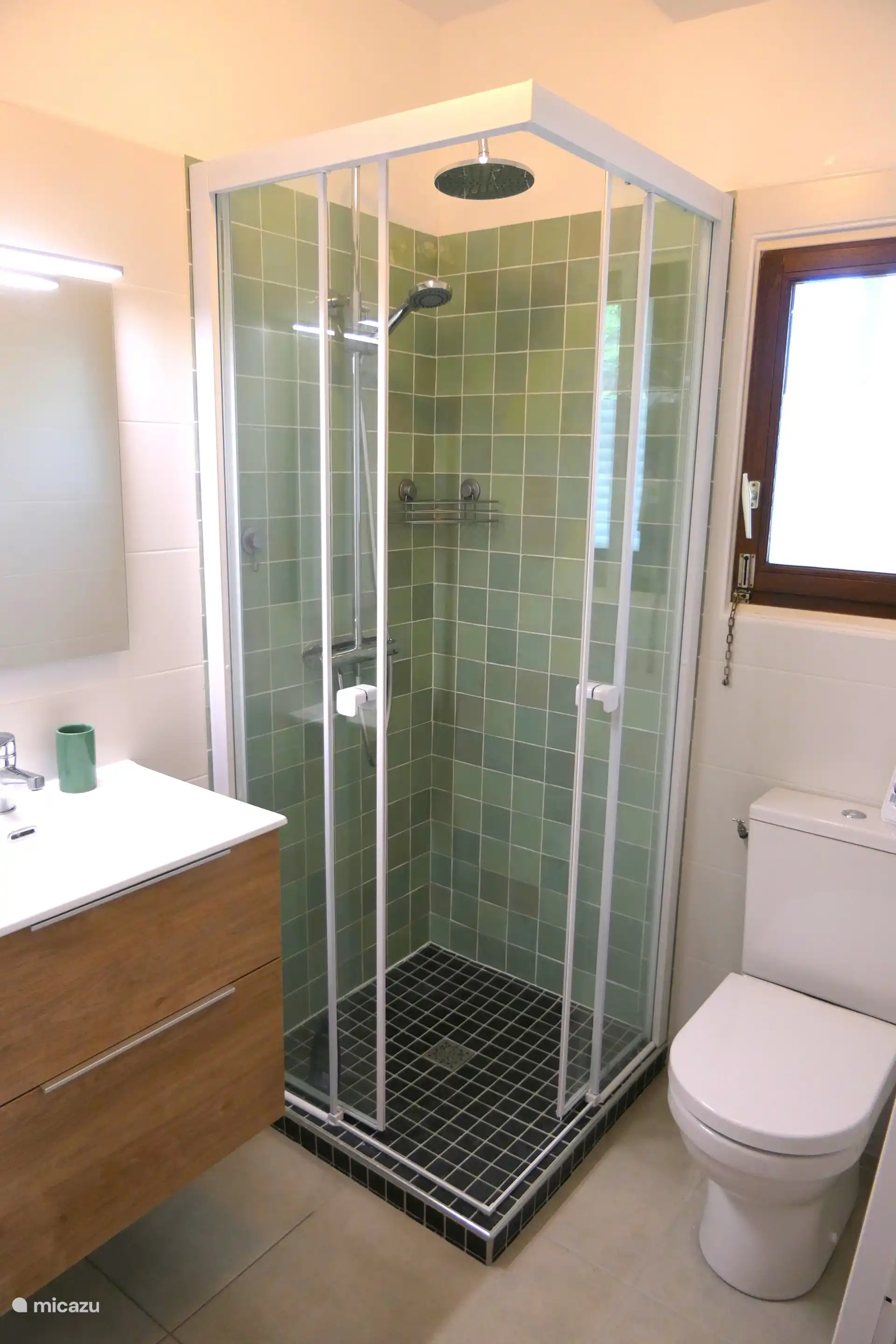 badkamer bij de hoofdslaapkamer