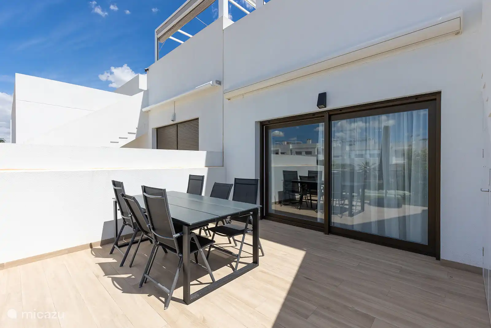 Terraza con mesa