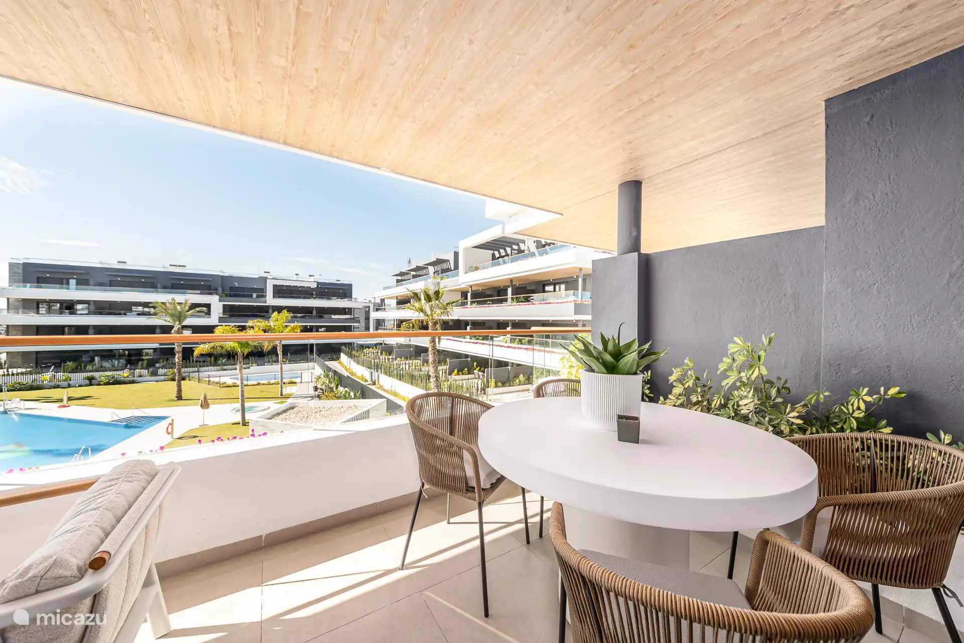 Ruim terras met tafel voor 4 personen