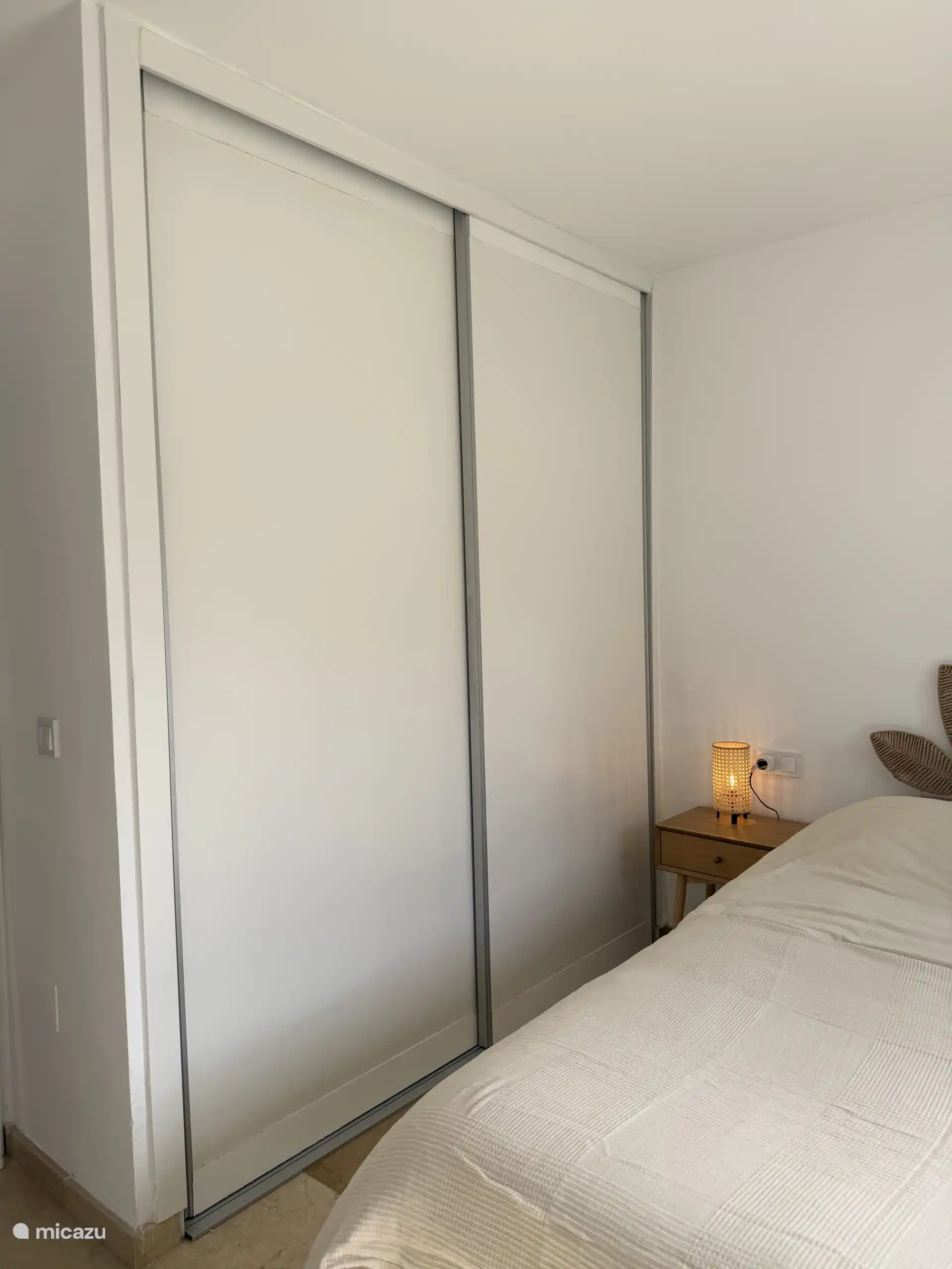 Slaapkamer met ruime opbergkasten.