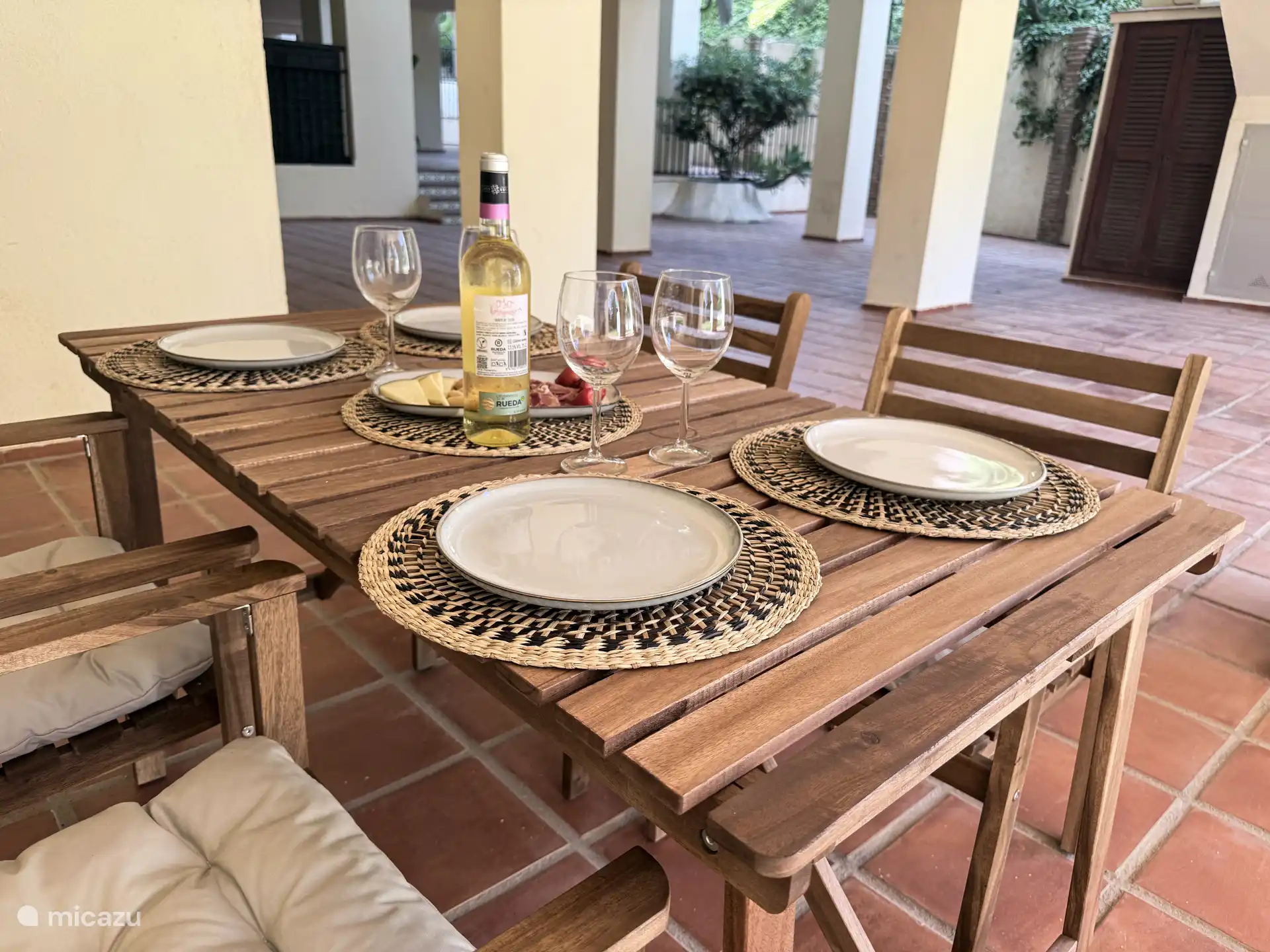 Aan de voorkant van het appartement bevindt zich een tafel om in de schaduw te kunnen eten.