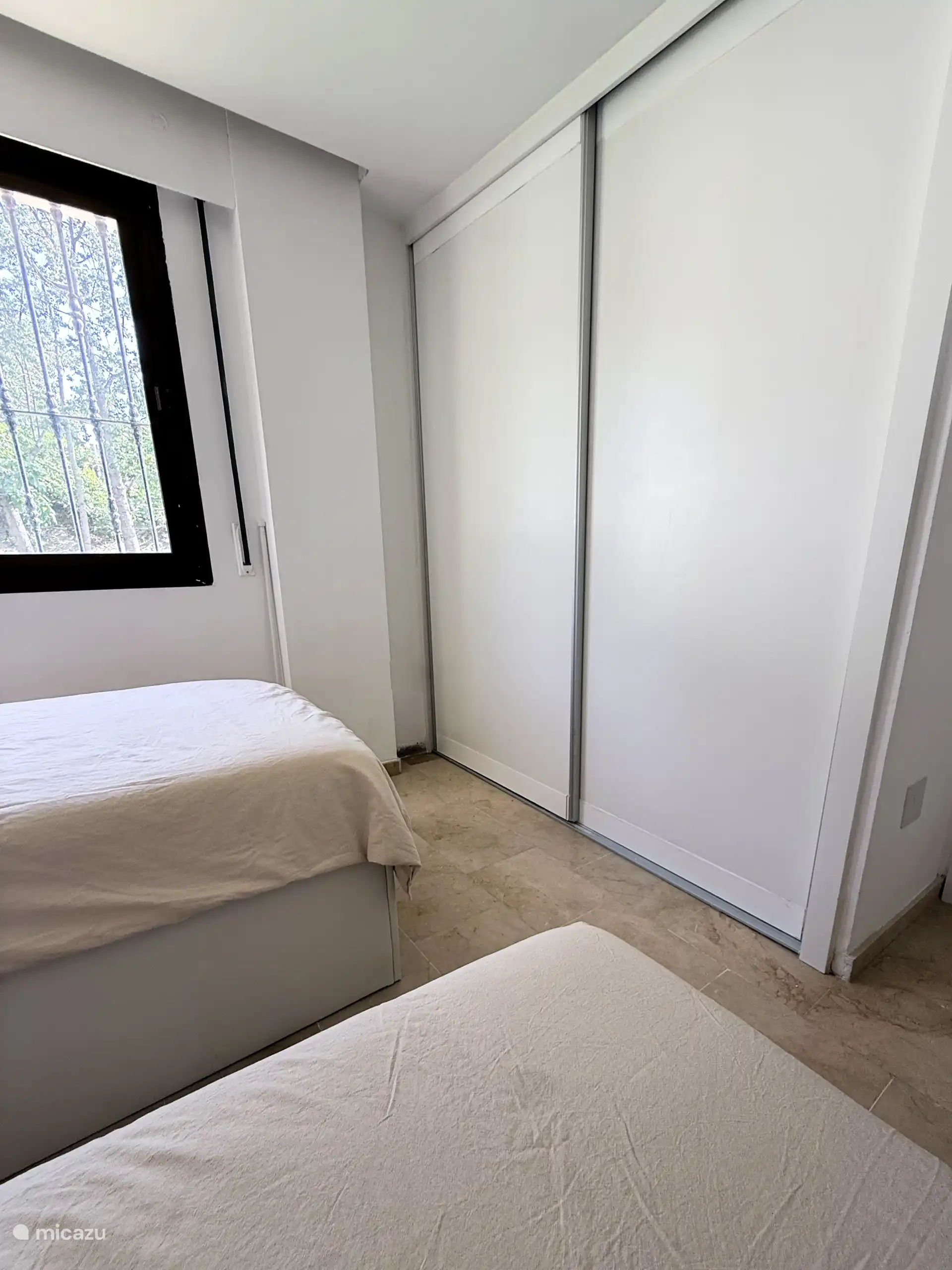 Slaapkamer 2 opbergkasten