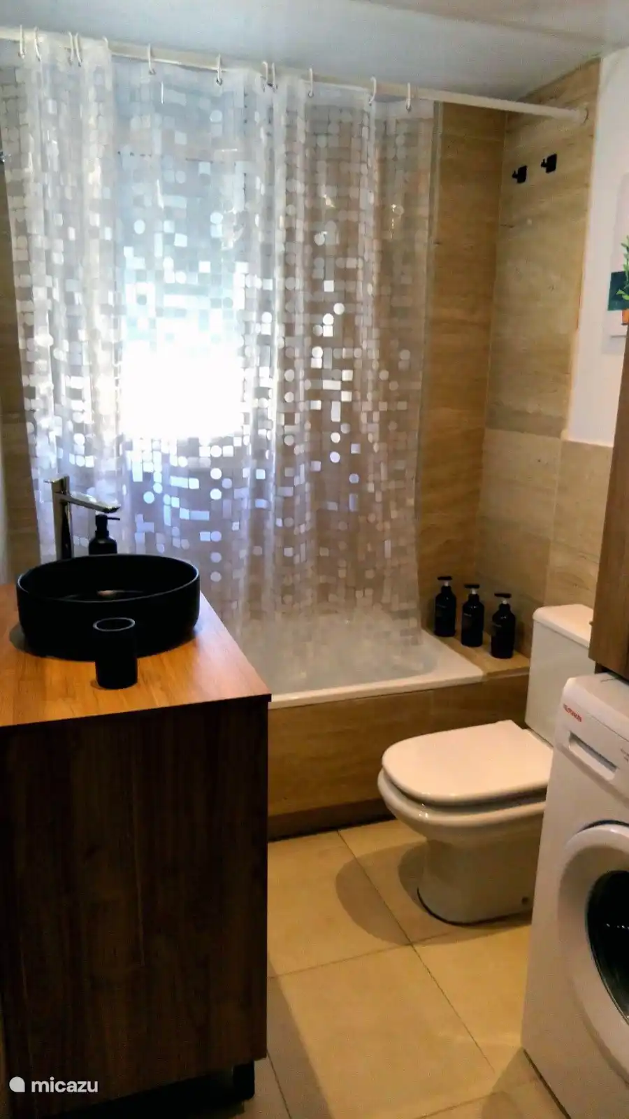 Badkamer met wasmachine