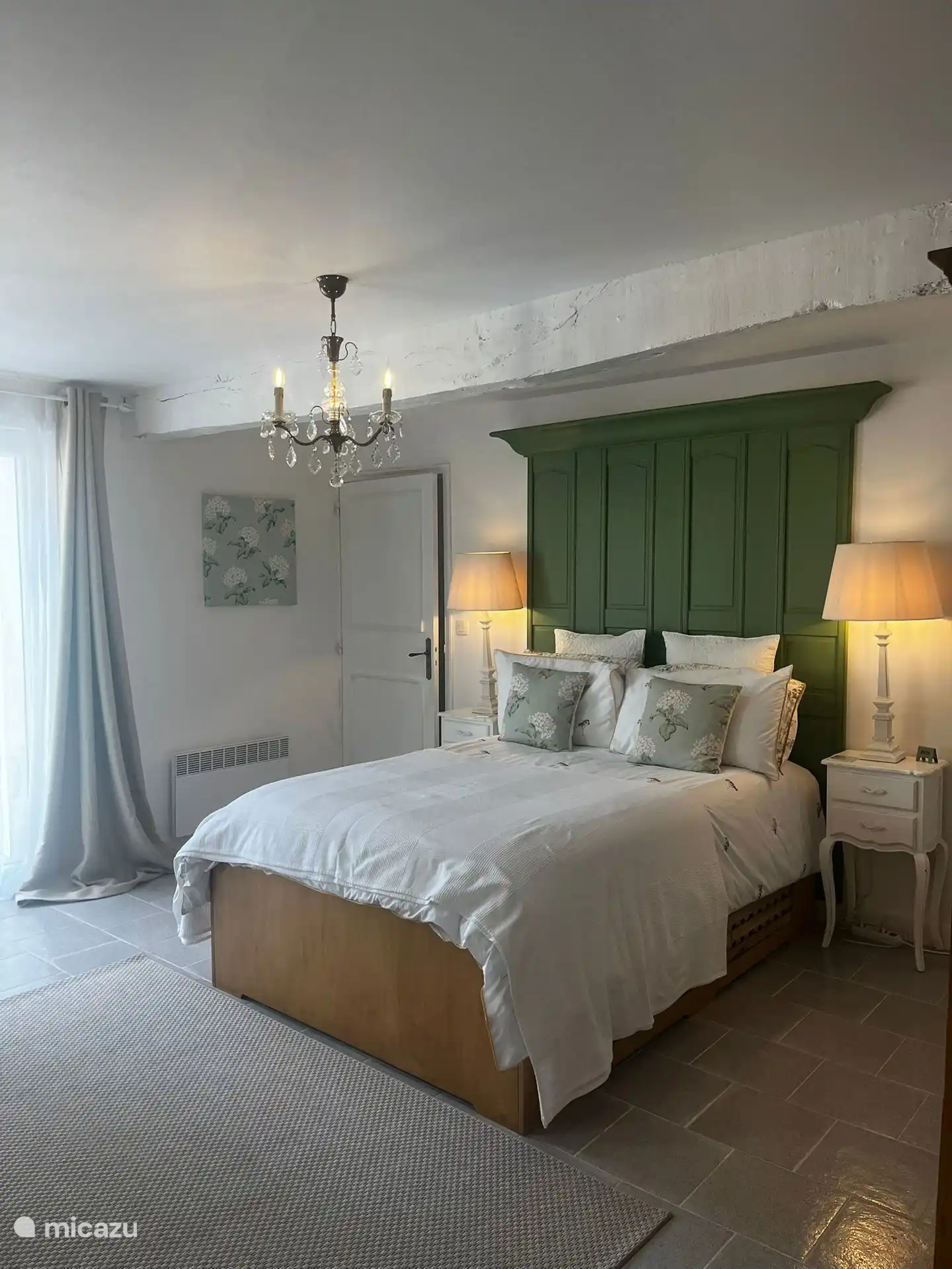 Groene kamer (kamer 1) op de begane grond (3 treetjes vanuit keuken naar slaapkamer) met eigen badkamer. 
