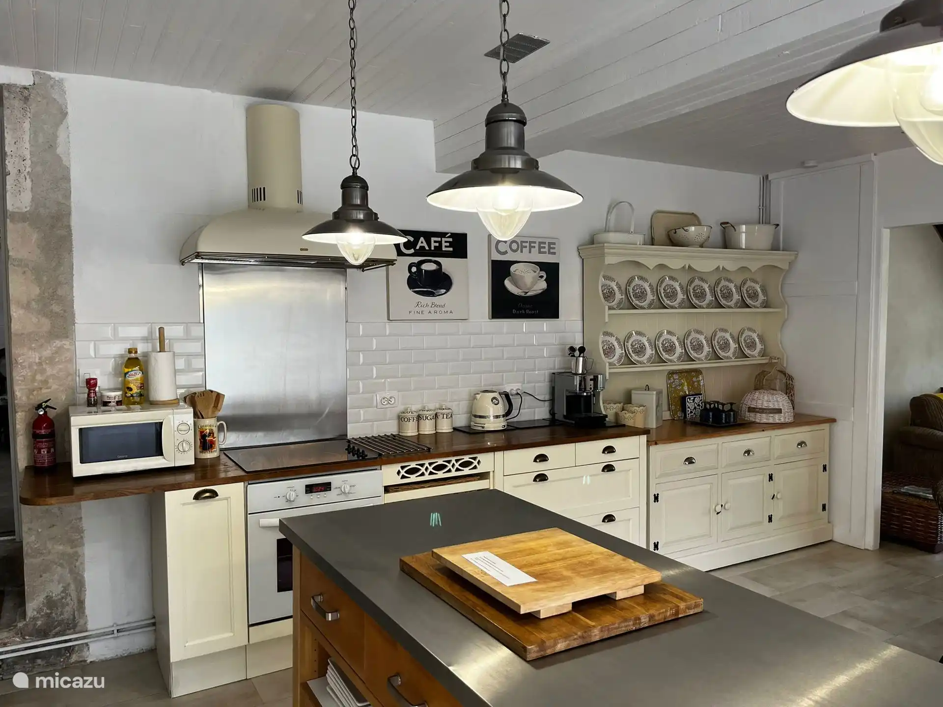 Grote stijlvolle keuken met kookeiland, van alle gemakken voorzien