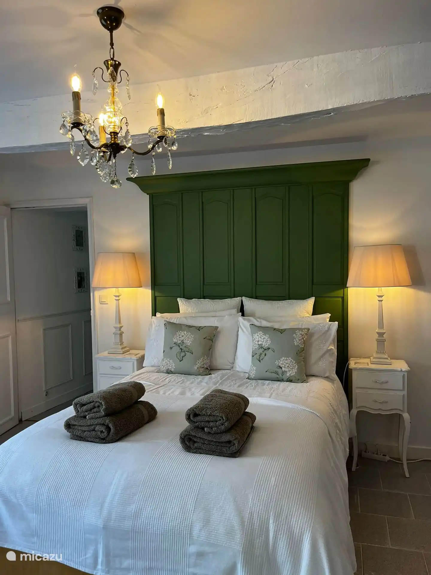 Groene kamer op de begane grond. Dubbel bed (140 x 200). Met eigen badkamer. Afmeting: 33 vierkante meter. 