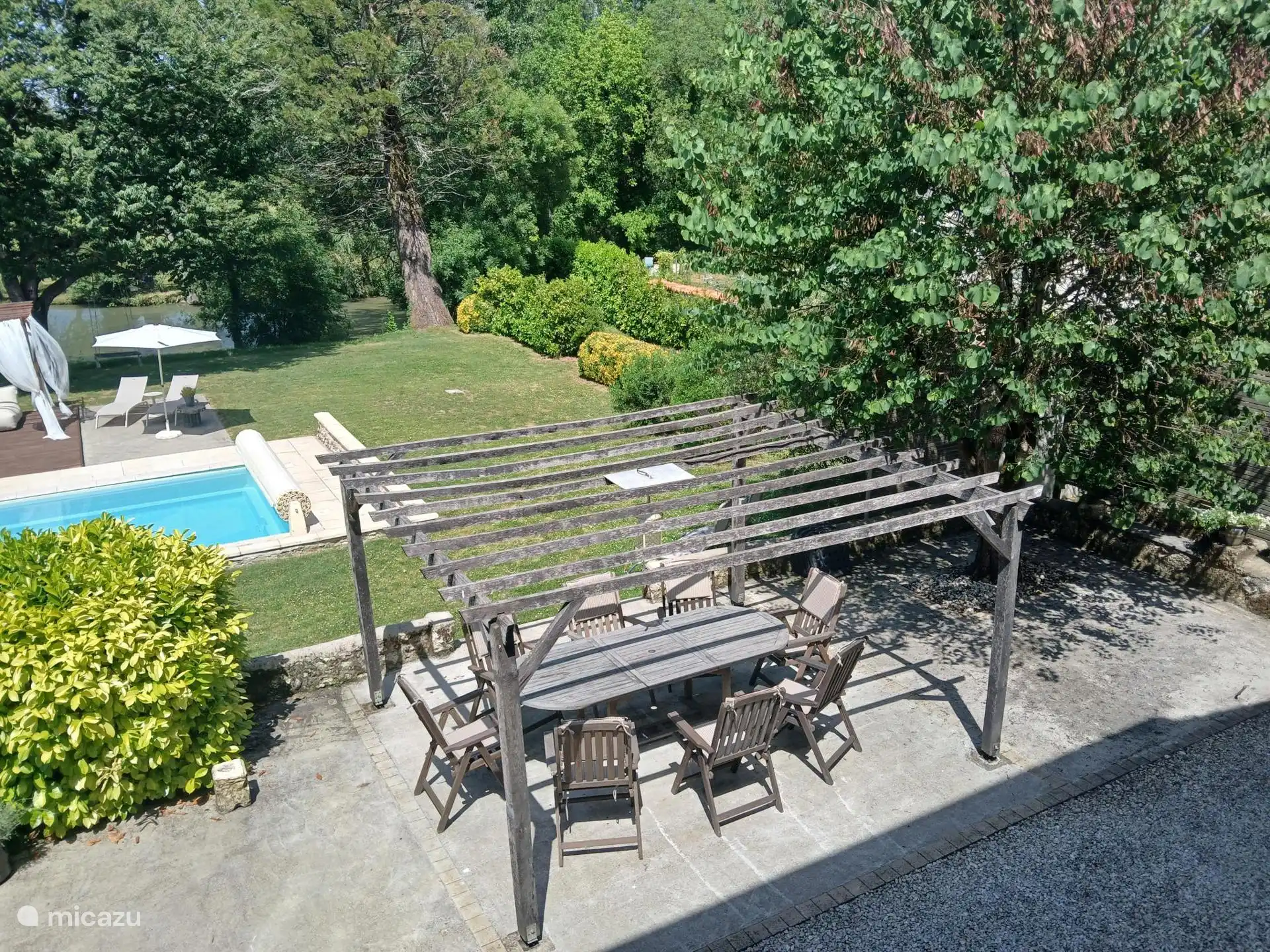 Terras met zwembad