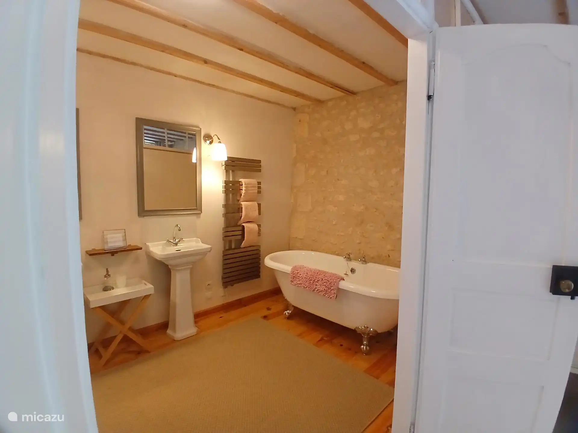Badkamer La Rose Trémière met vrijstaand bad