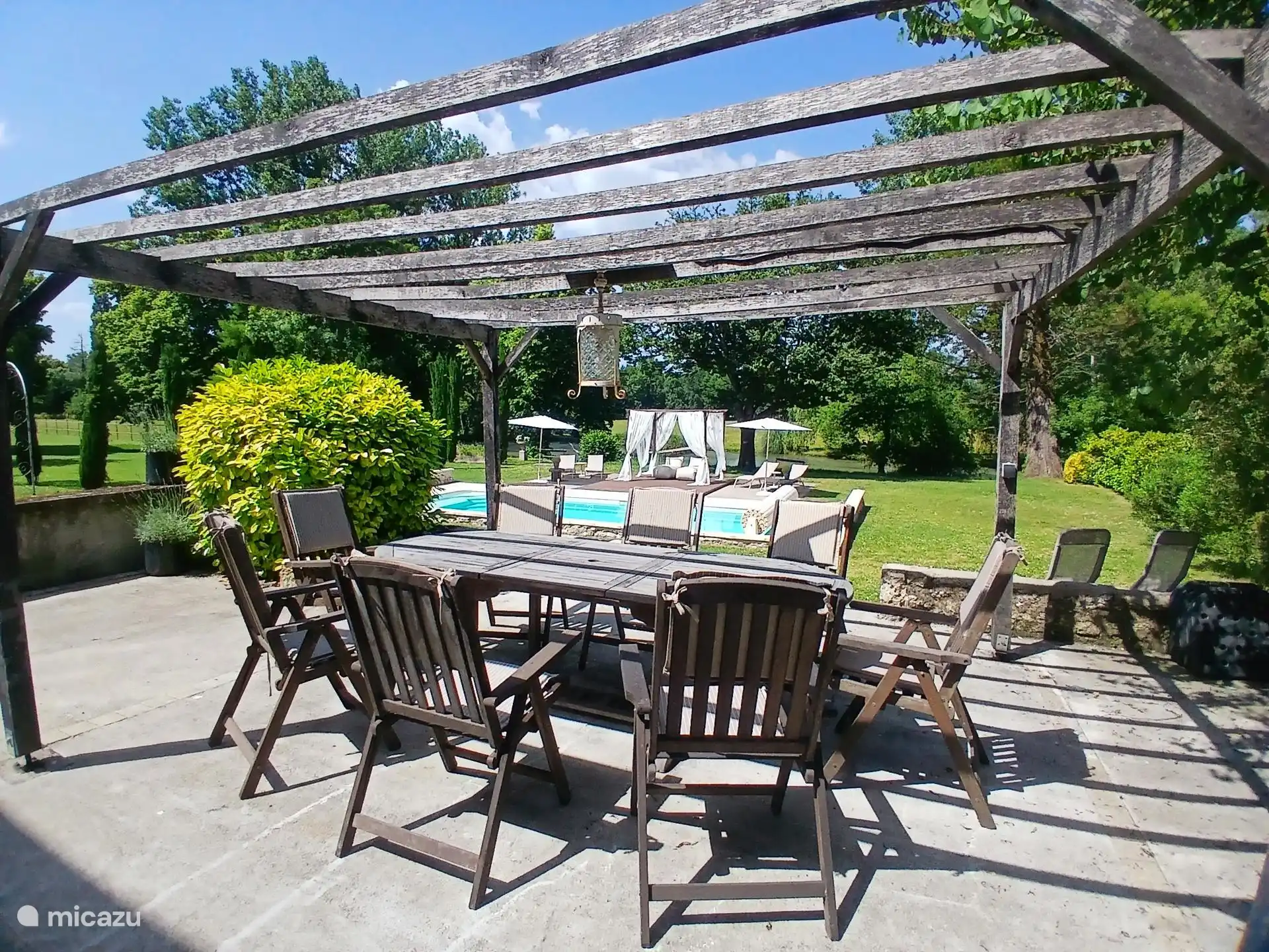 Terras met zwembad erachter.