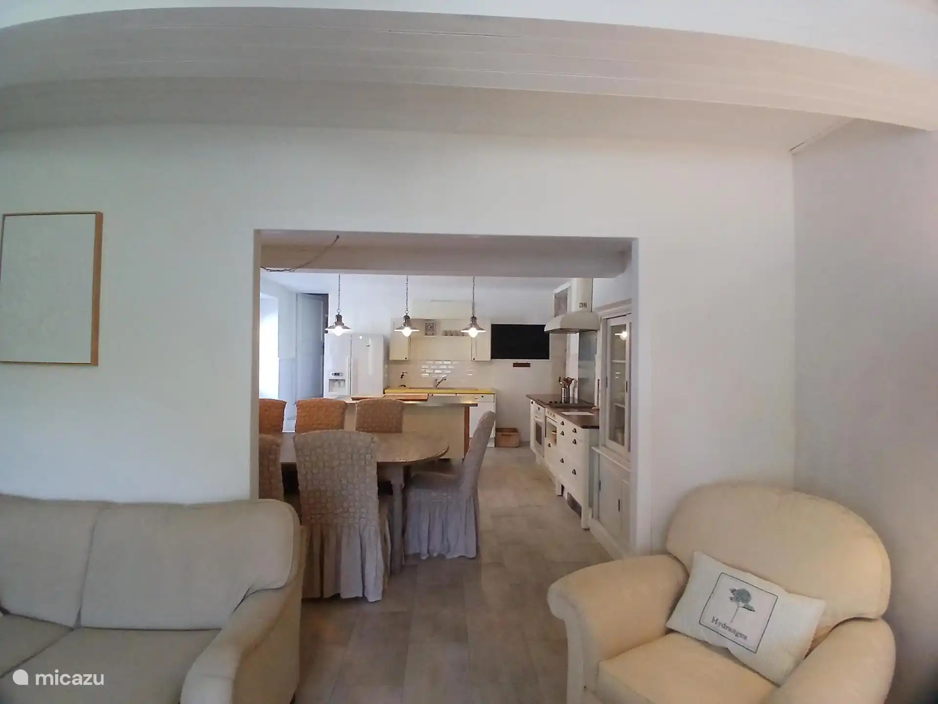 Doorgang tussen eetkamer met keuken en woonkamer 