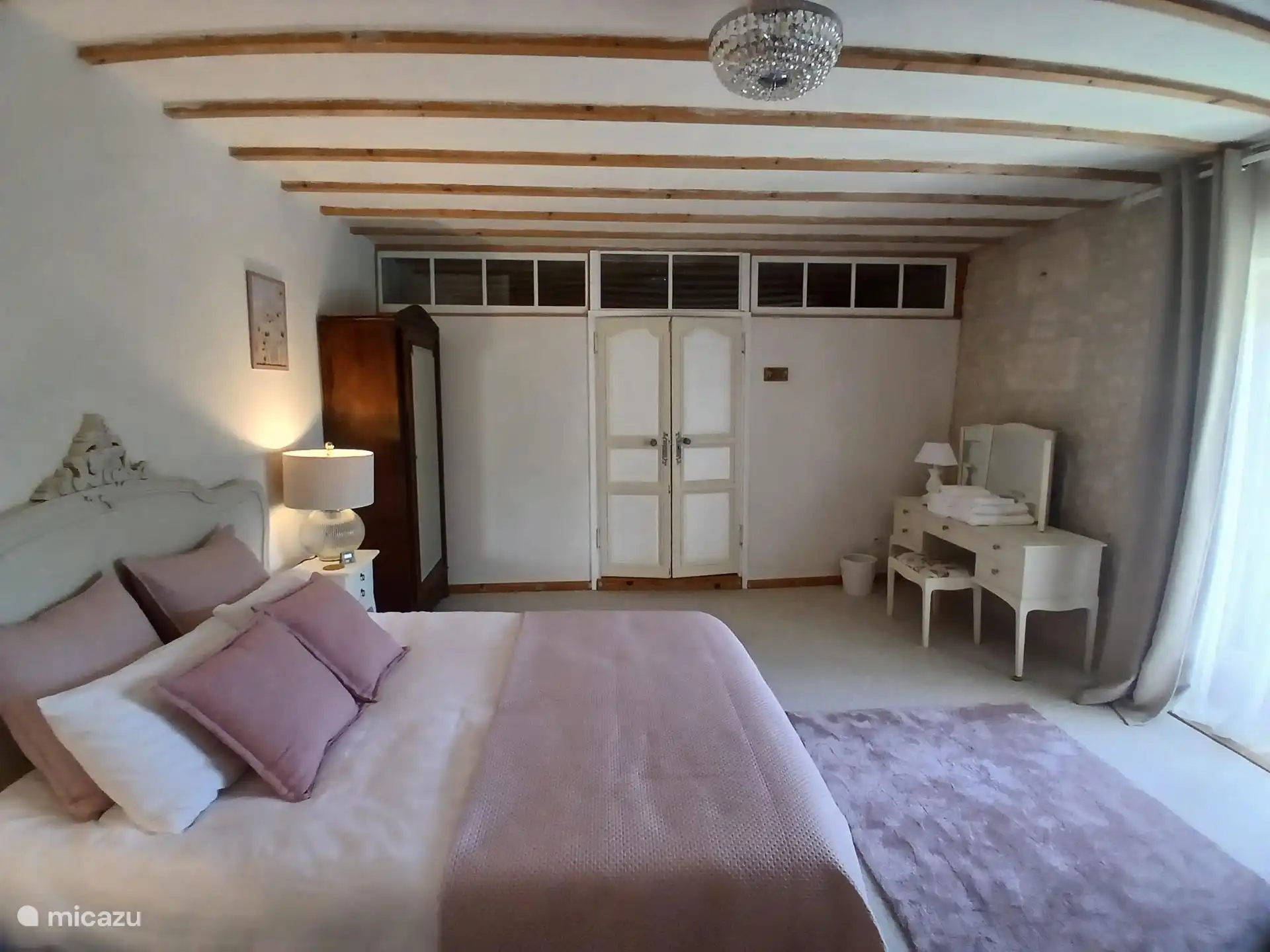 La Rose Trémière met King-size bed en en-suite badkamer