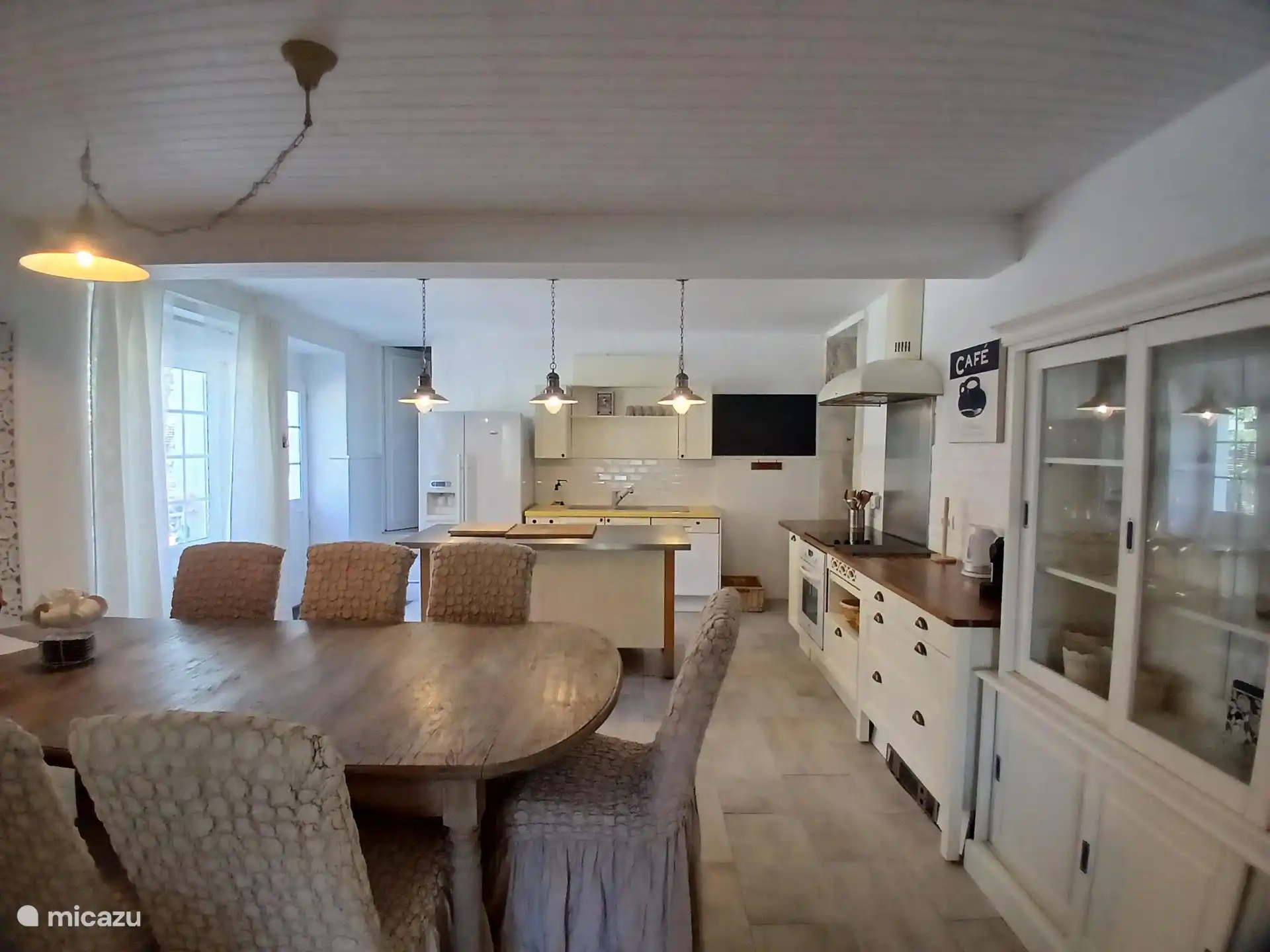 Eetkamer met open keuken 