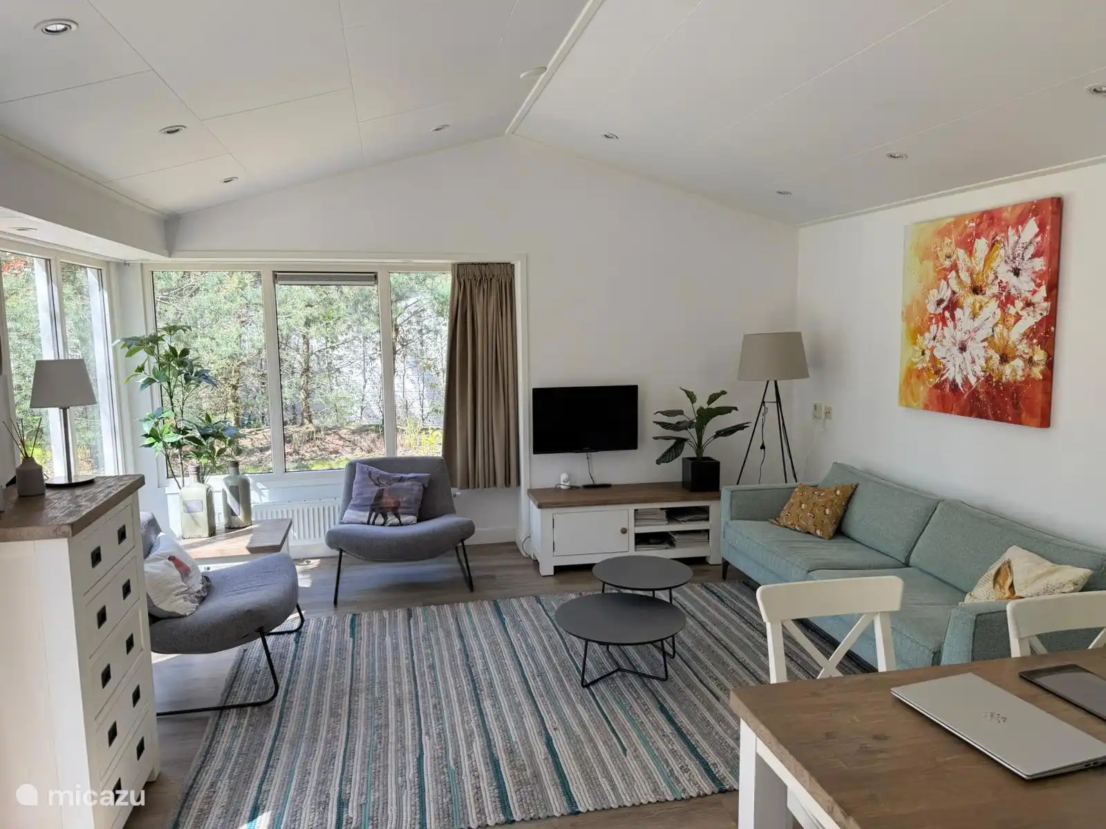 Wanneer u de woning betreedt komt u via de hal, in de ruime living terecht. De grote raampartijen in de ruimte zijn staan garant voor veel lichtinval en een ruimtelijk gevoel.