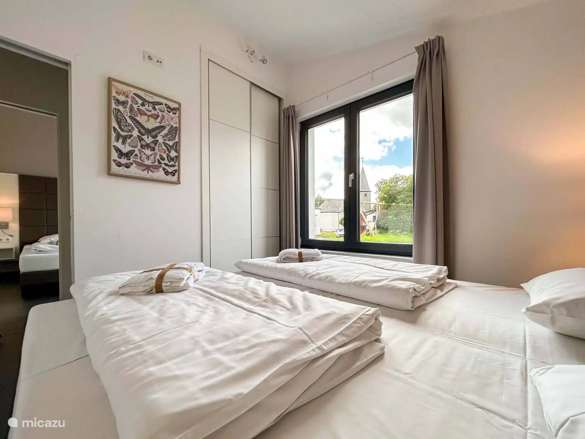 Chambre dans une maison de vacances de luxe à Winterberg avec un intérieur moderne et beaucoup de lumière naturelle.