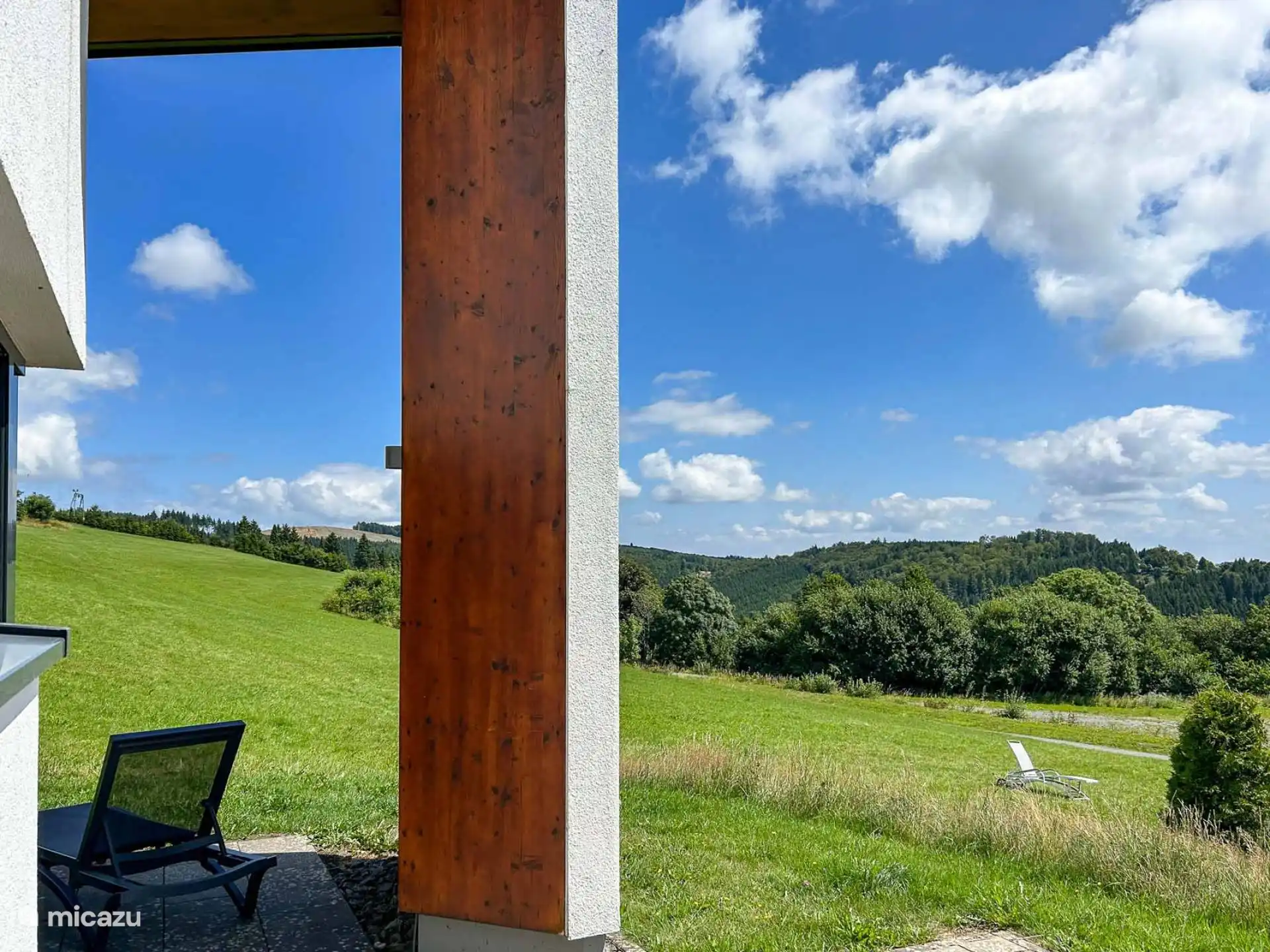 Vue depuis la véranda d’une maison de vacances à Neuastenberg sur les collines du Sauerland