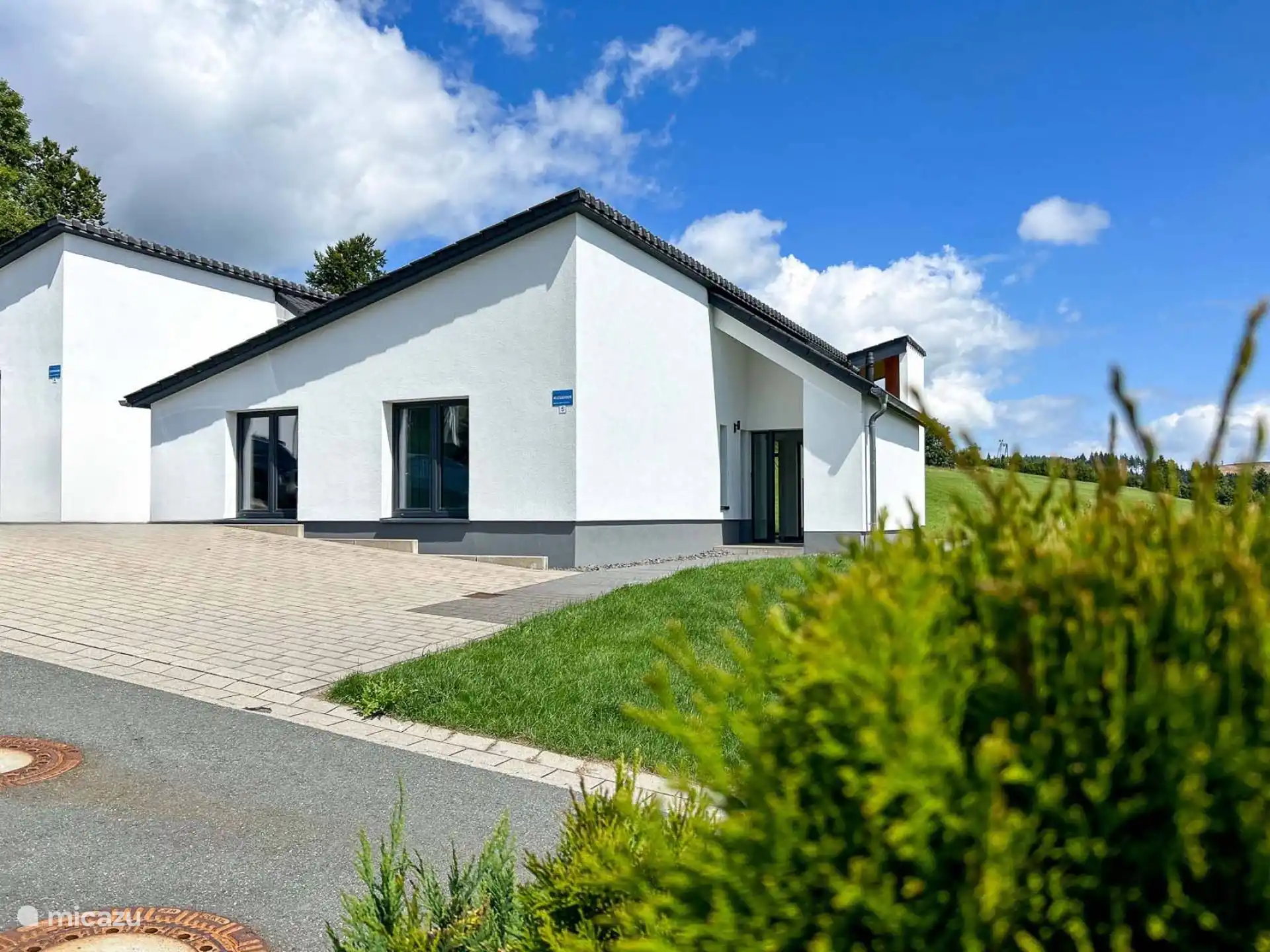 Arrière de la villa de vacances à Winterberg avec un emplacement unique dans un angle et un parking privé