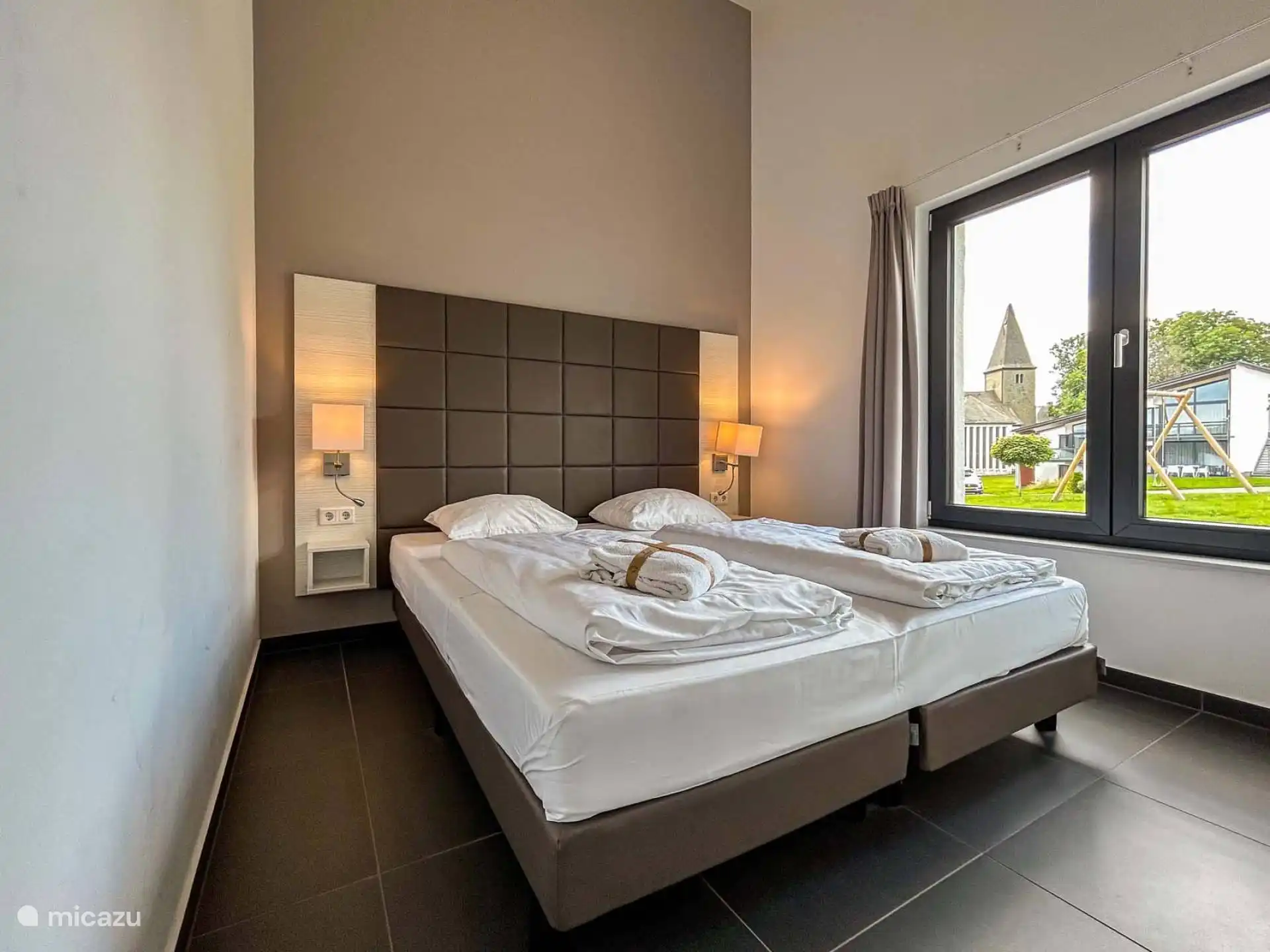 Chambre dans une maison de vacances de luxe à Winterberg avec un intérieur moderne et beaucoup de lumière naturelle.