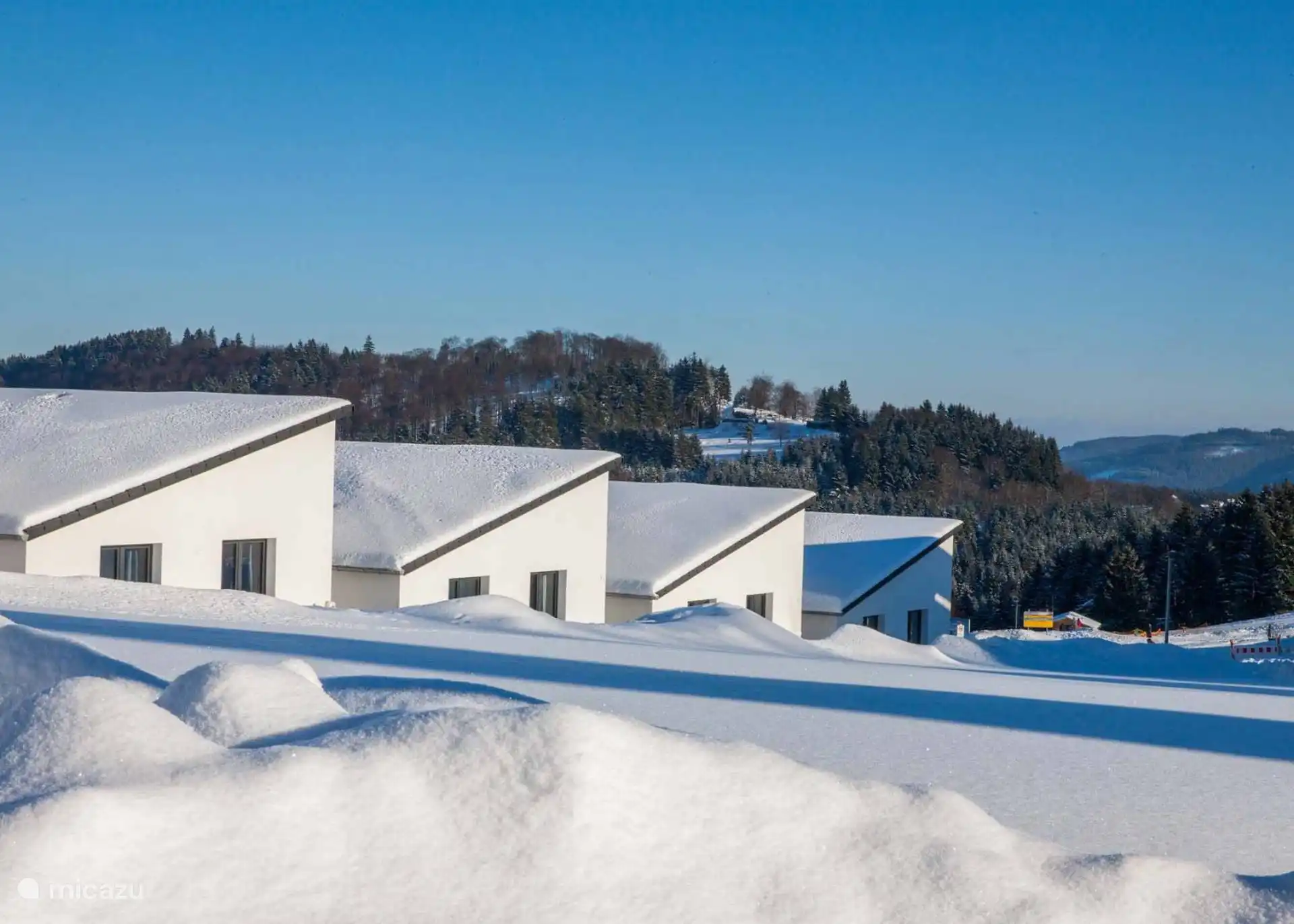 Épaisse couche de neige contre l’arrière de la villa à Neuastenberg
