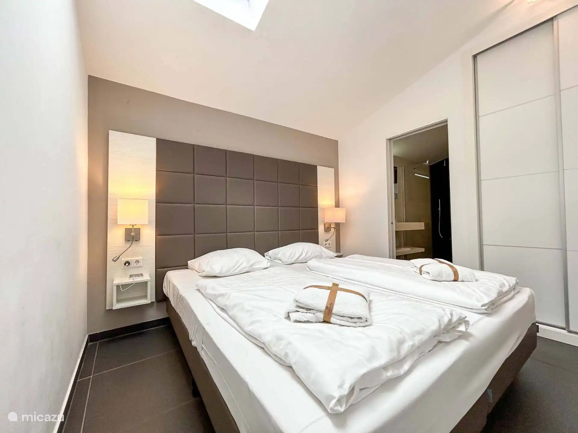 Chambre parentale avec salle de bain attenante dans la villa à Winterberg