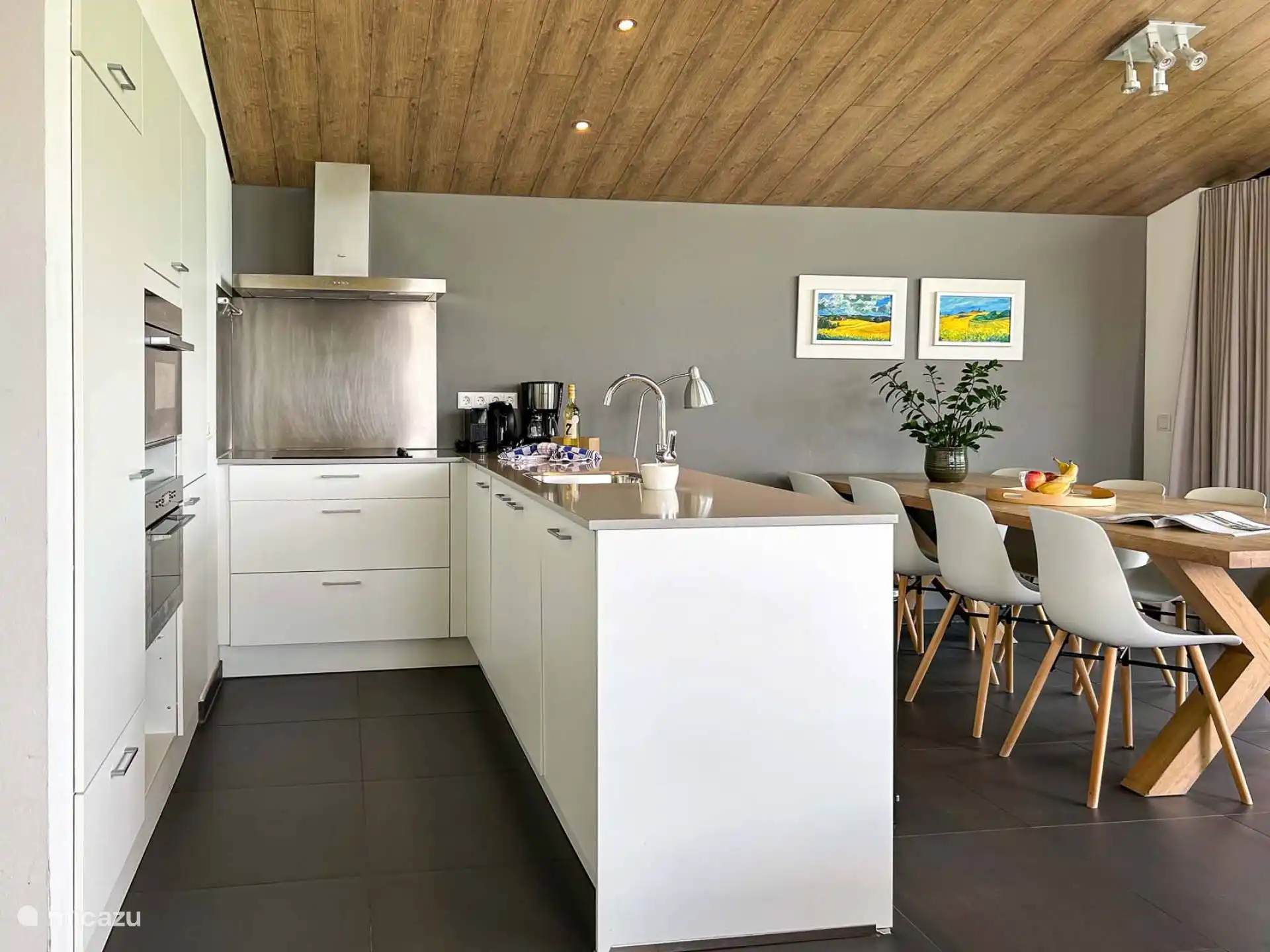 Cuisine avec appareils encastrés dans une villa à Winterberg