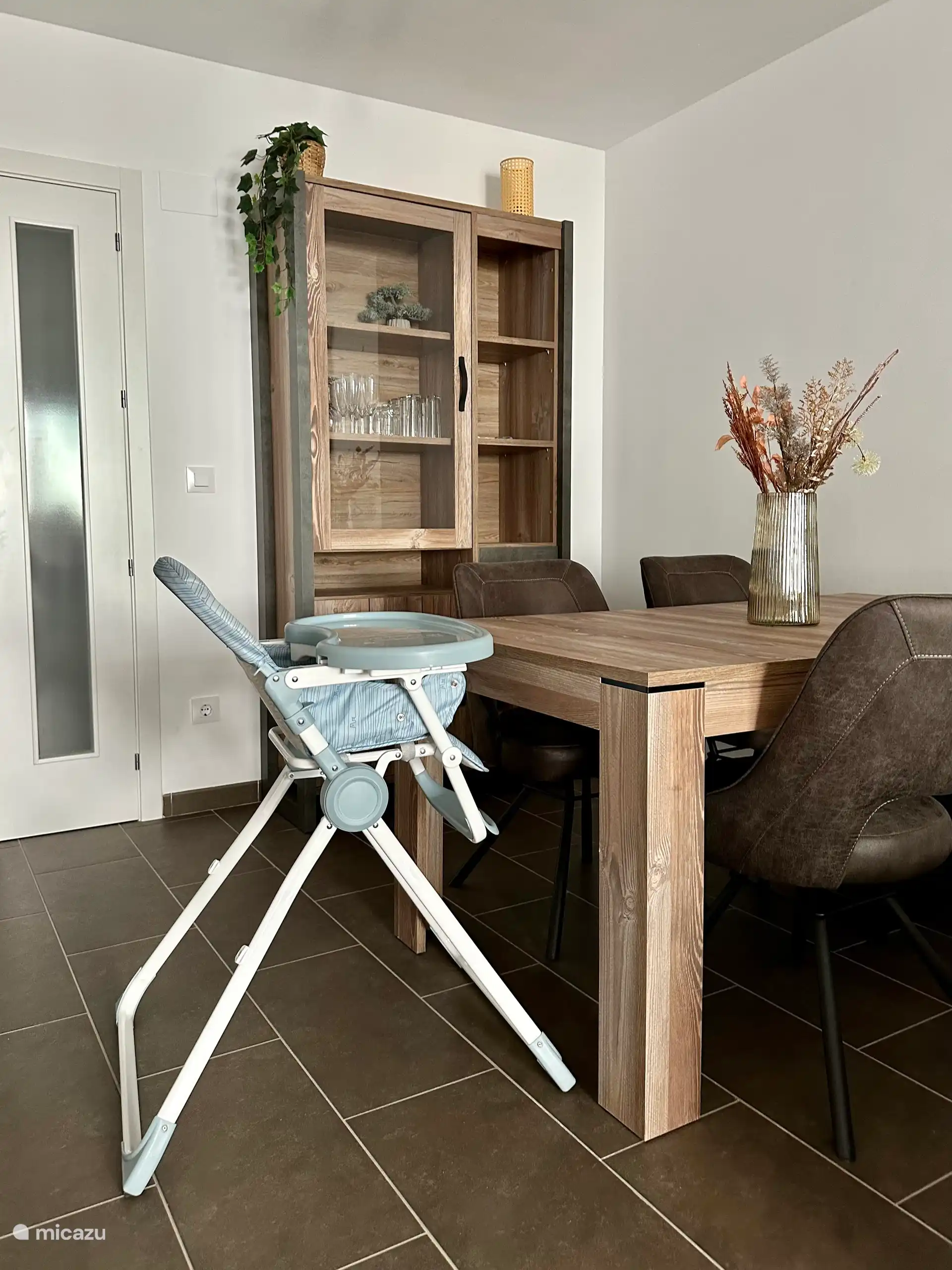 eetkamer, kinderstoel