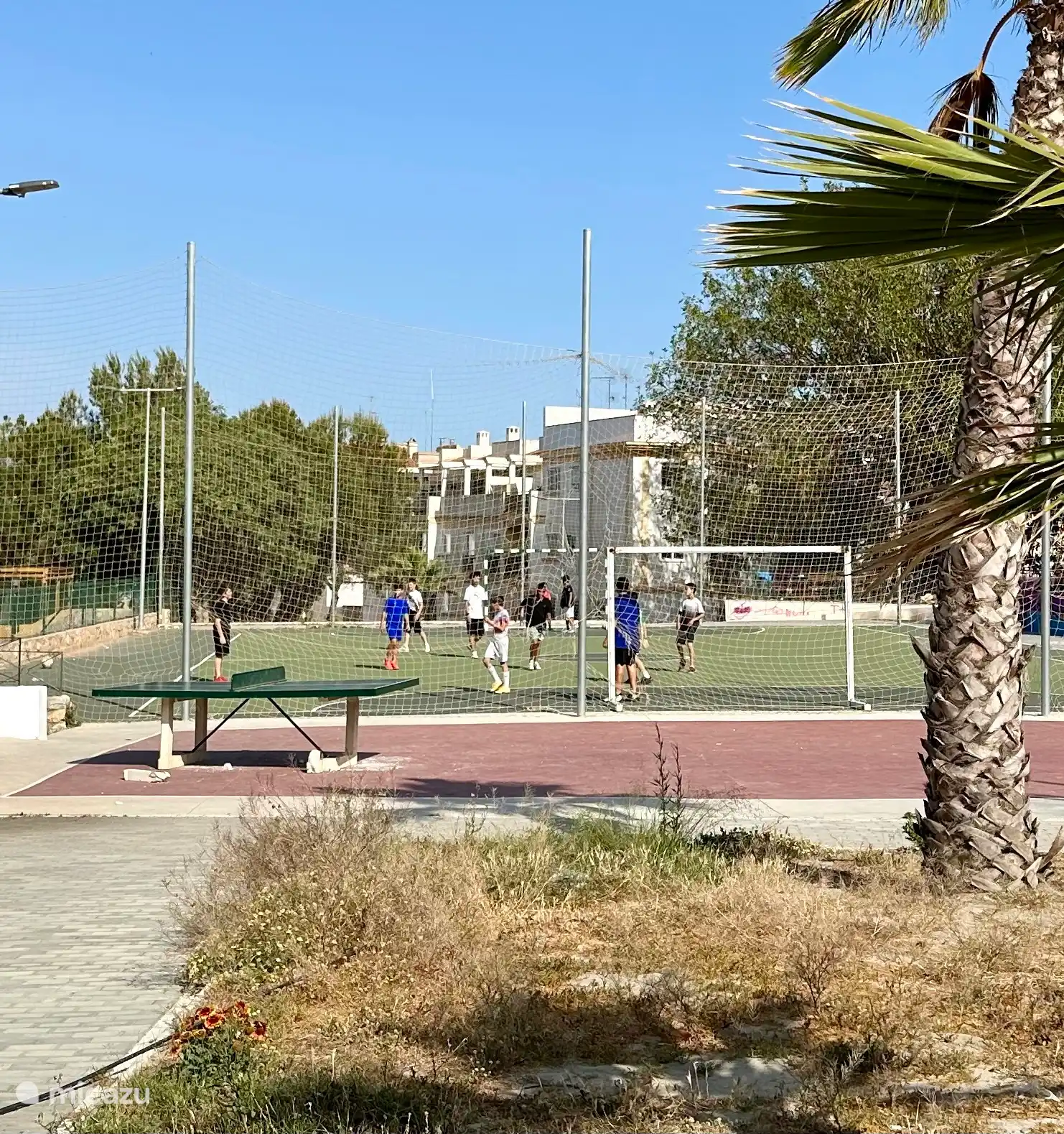 voetbalveldje naast complex