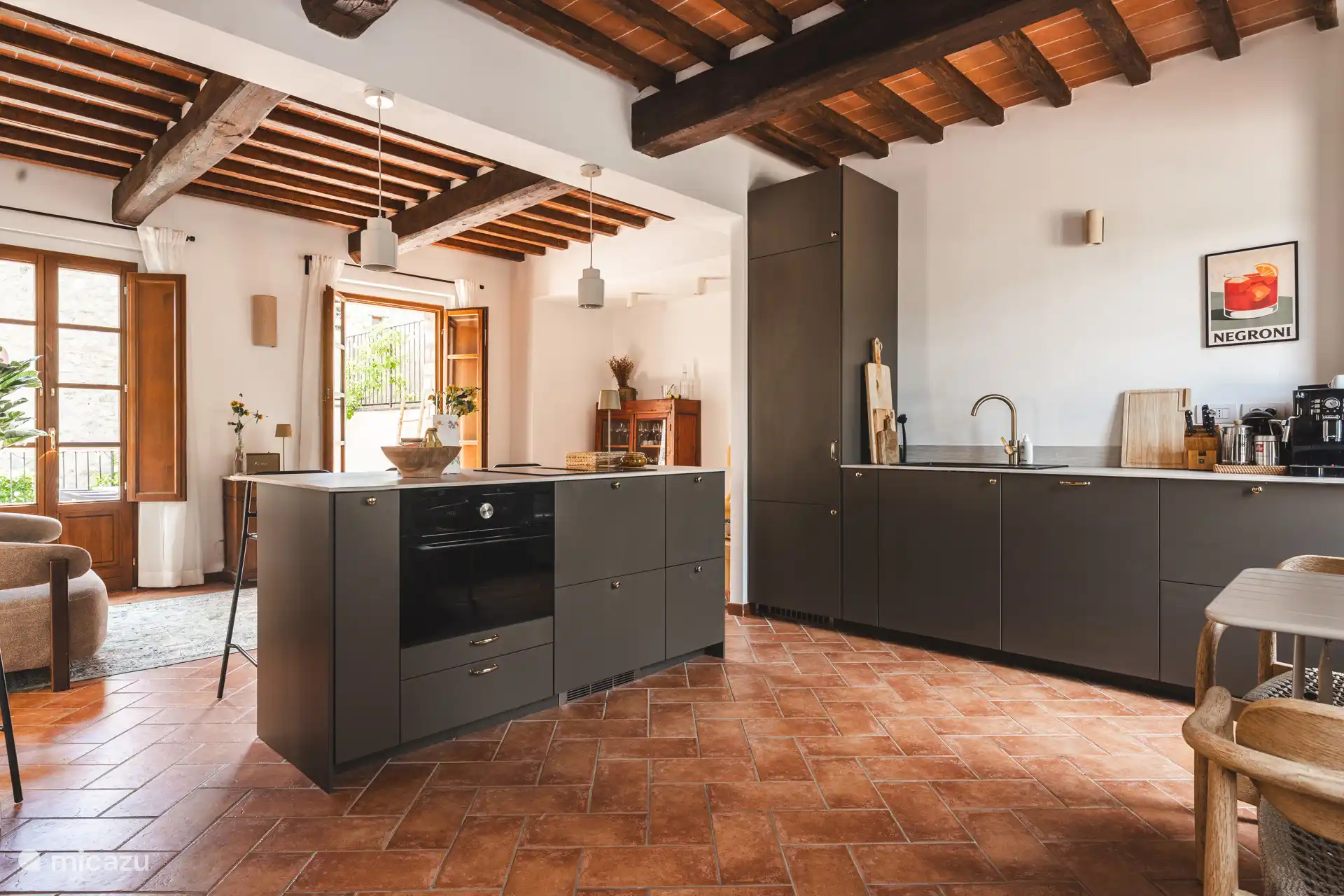 Keuken - Luxe uitrusting met oven, magnetron, kookplaat, vaatwasser, koelkast, vriezer en volautomatische koffiemachine, kookgerei