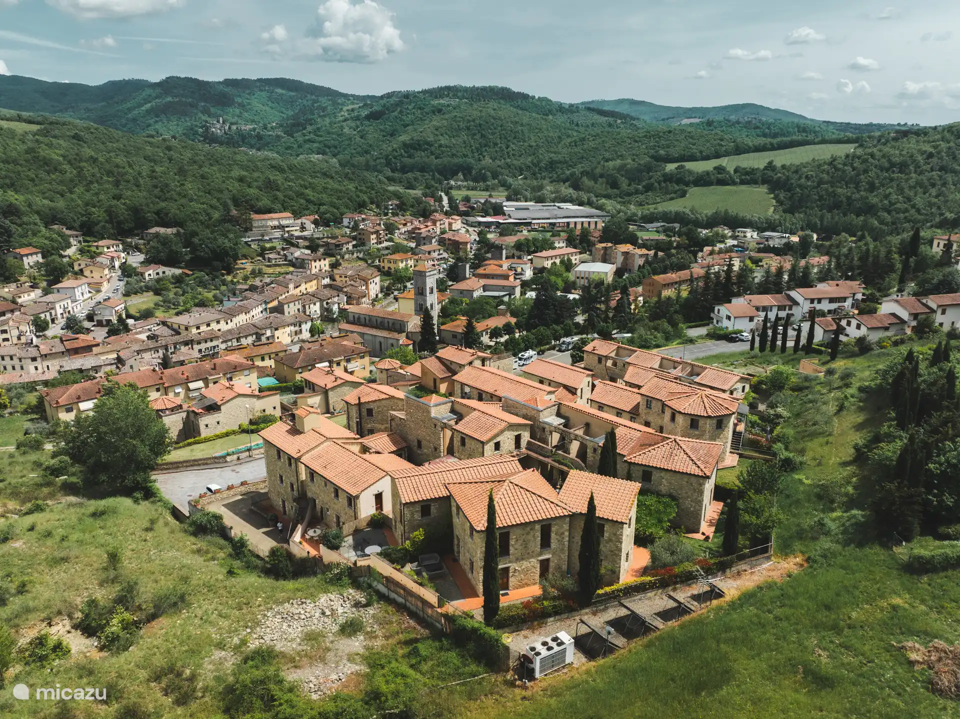 Borgo di Gaiole - aan rand van dorp tegen de velden, olijf- en wijngaarden