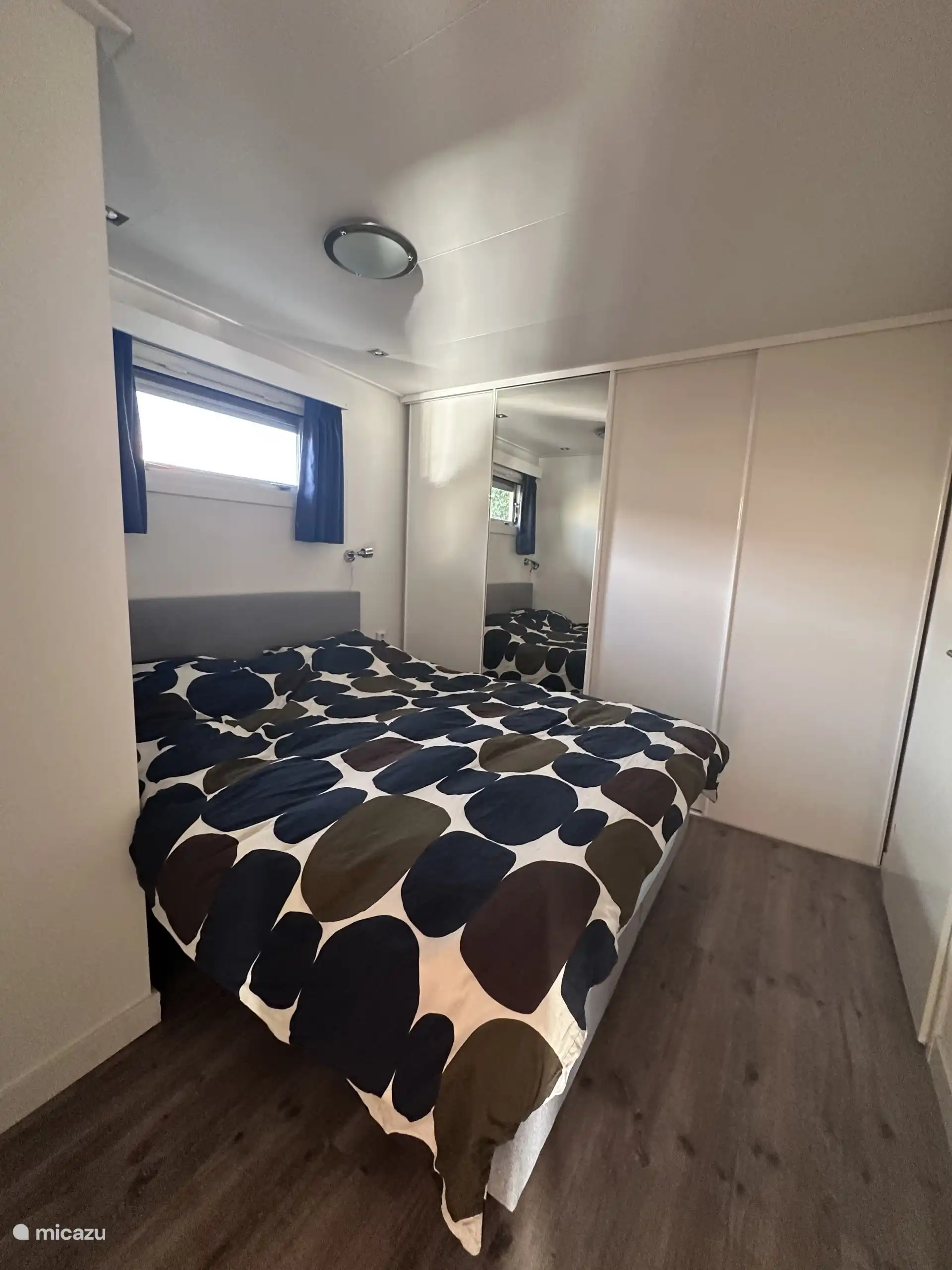 Dormitorio con armarios