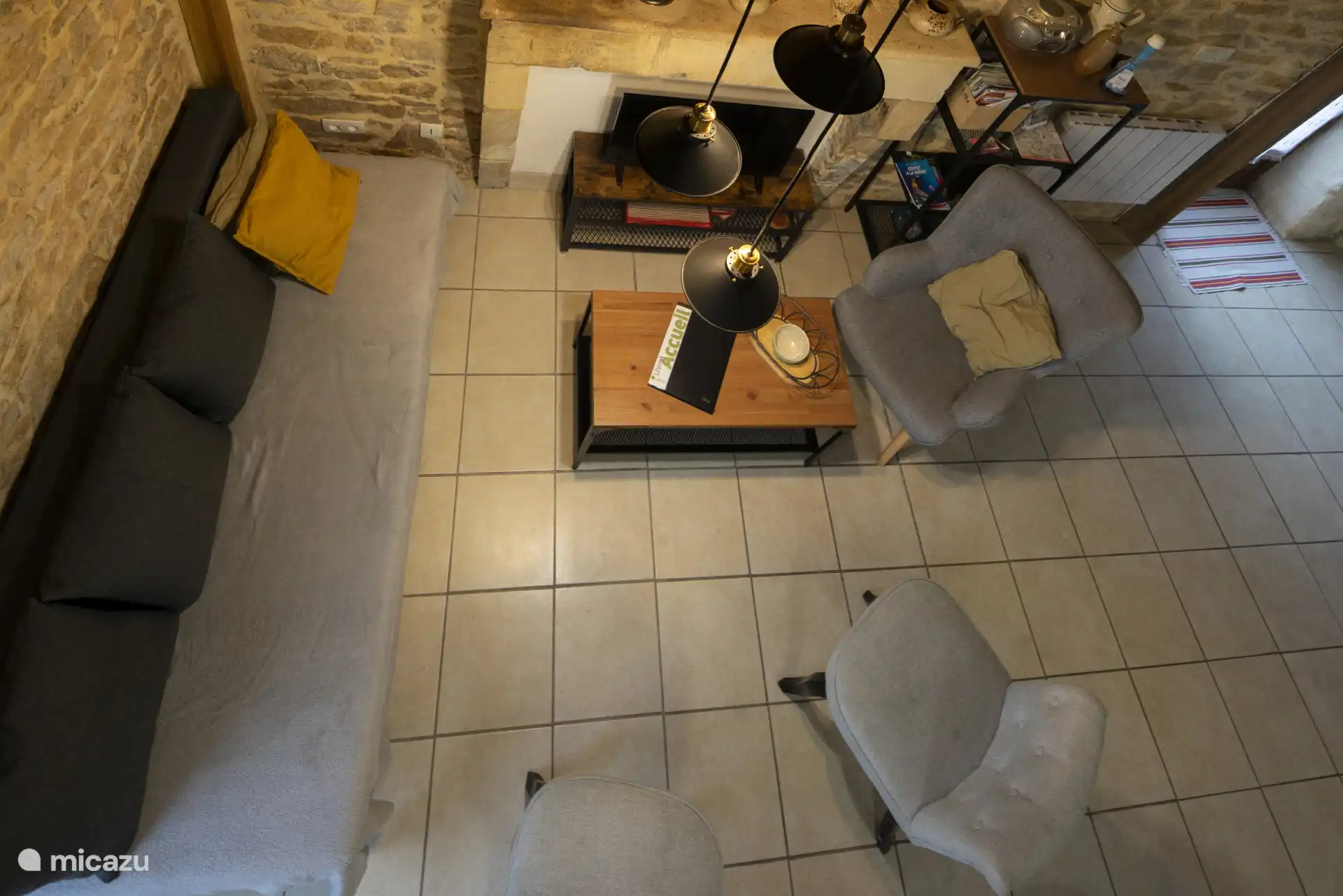 Sofa, Sessel und Fernseher